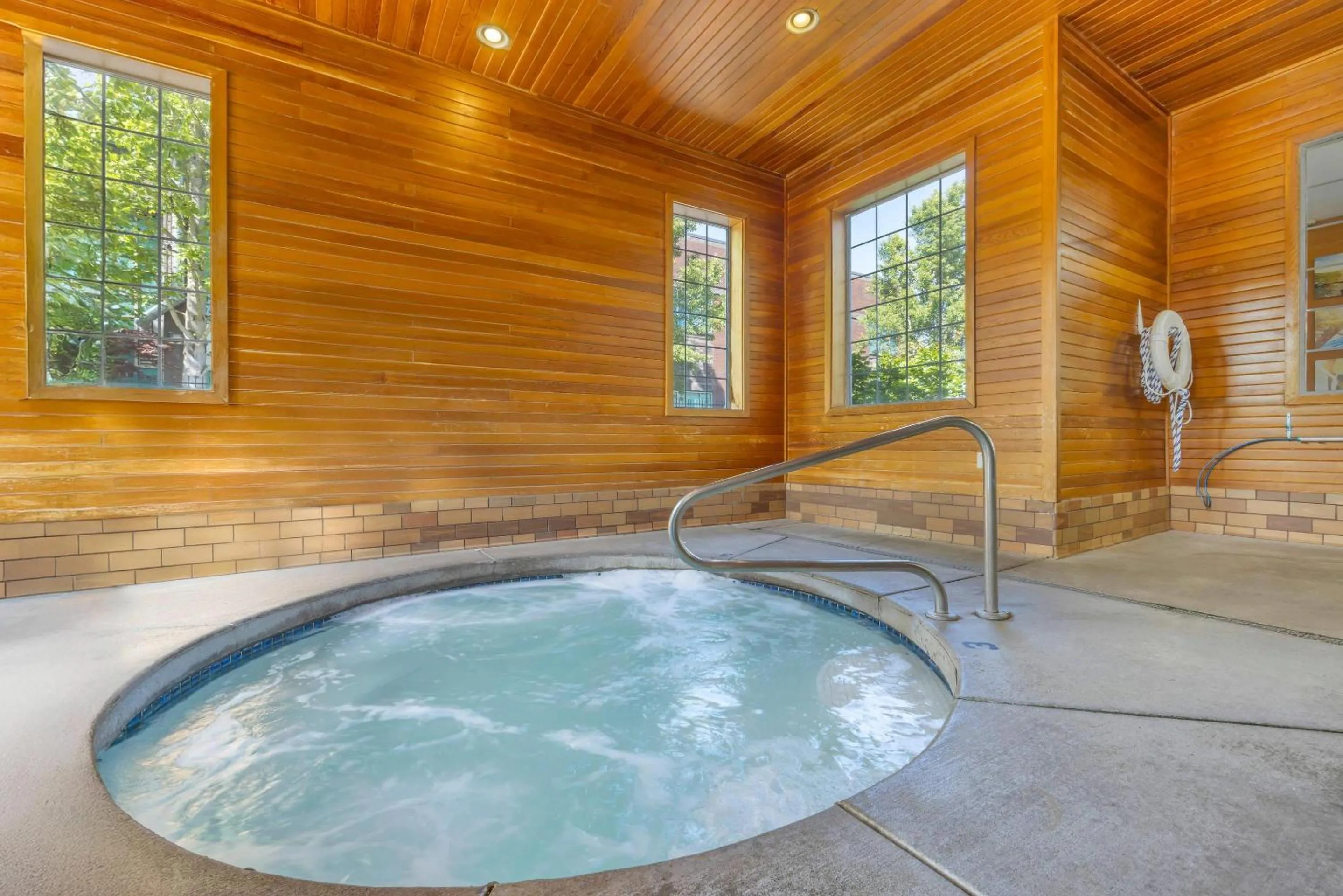 Swimming pool in Comfort Suites Salem