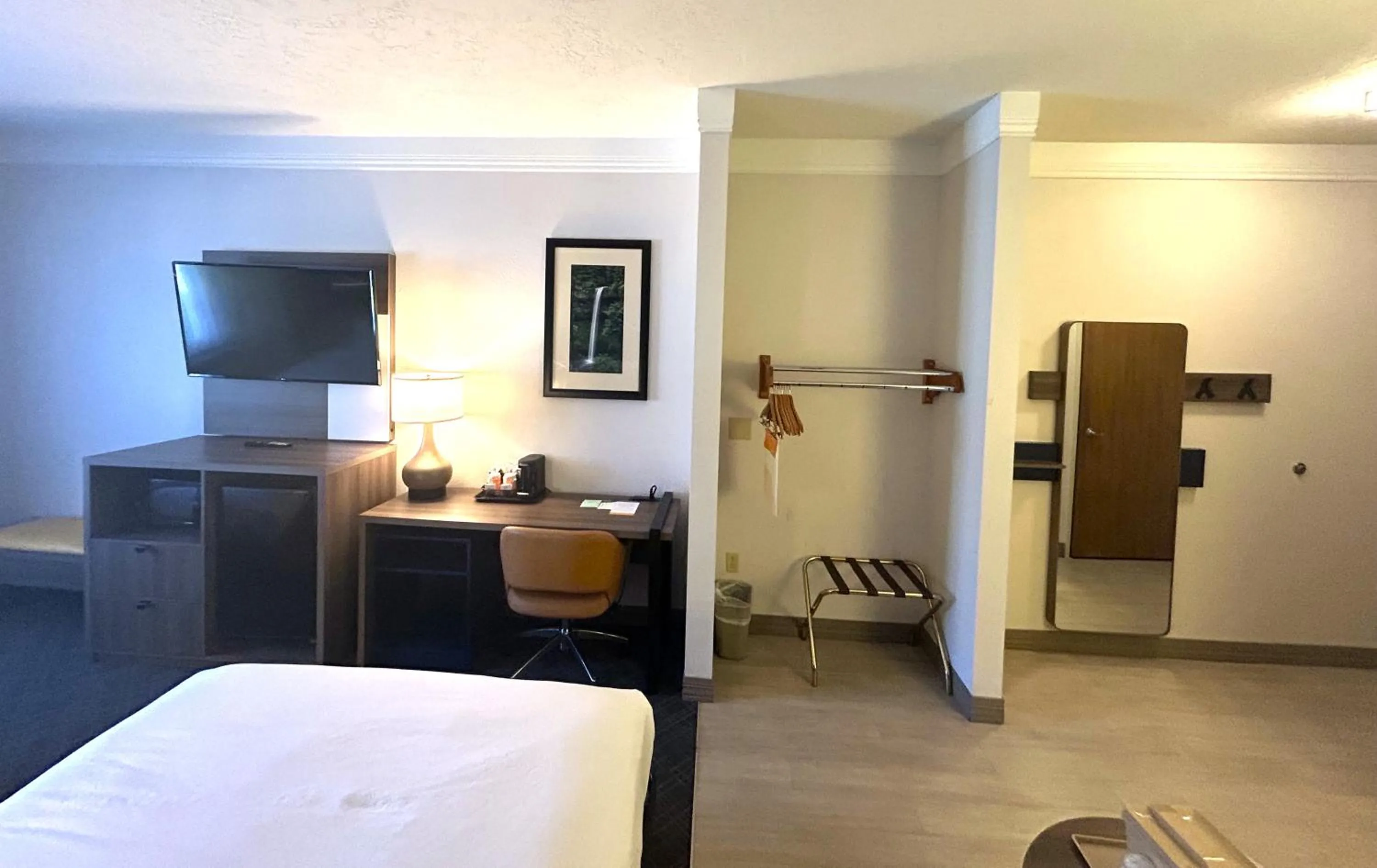 Bedroom, Bed in Comfort Suites Salem