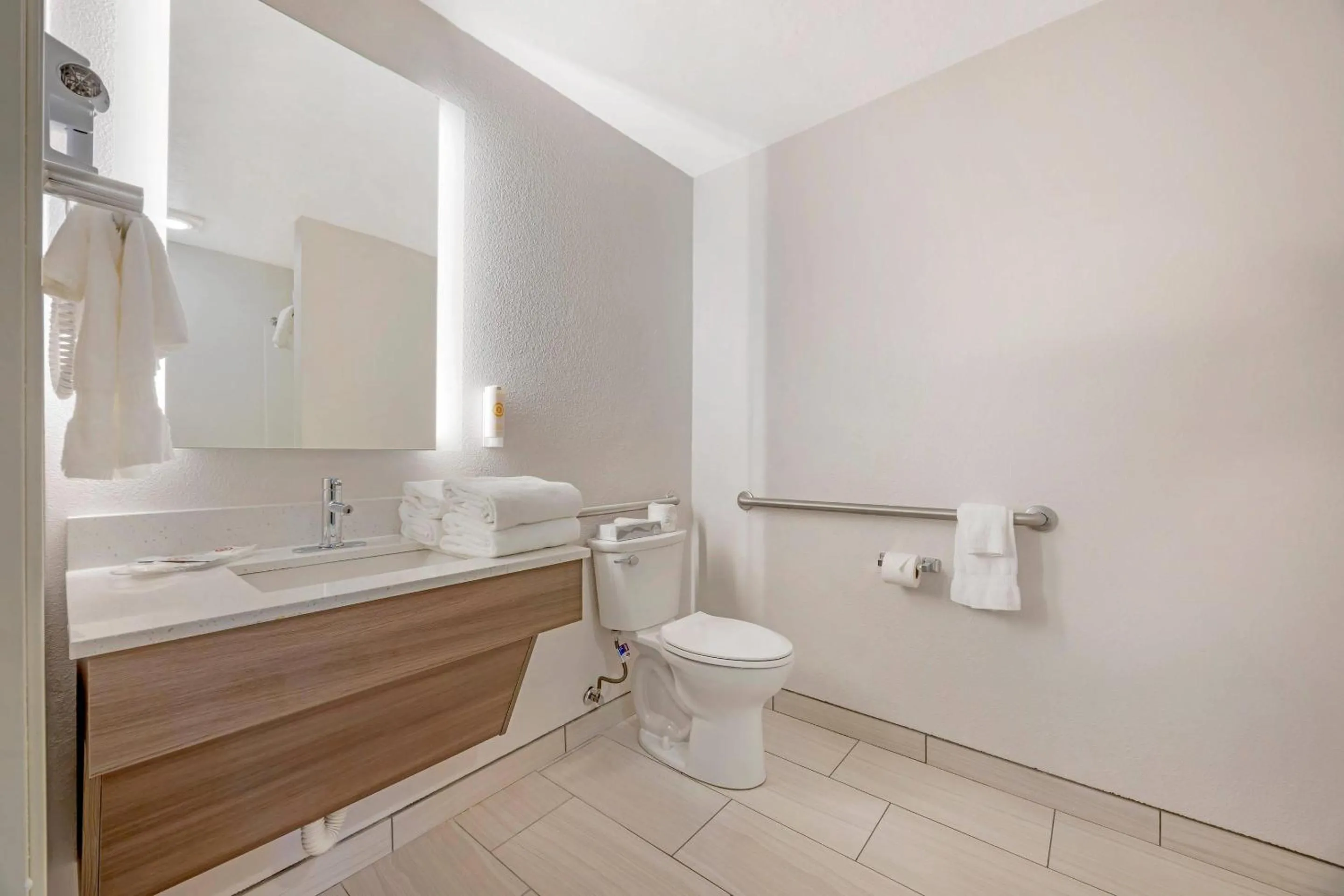 Bedroom in Comfort Suites Salem