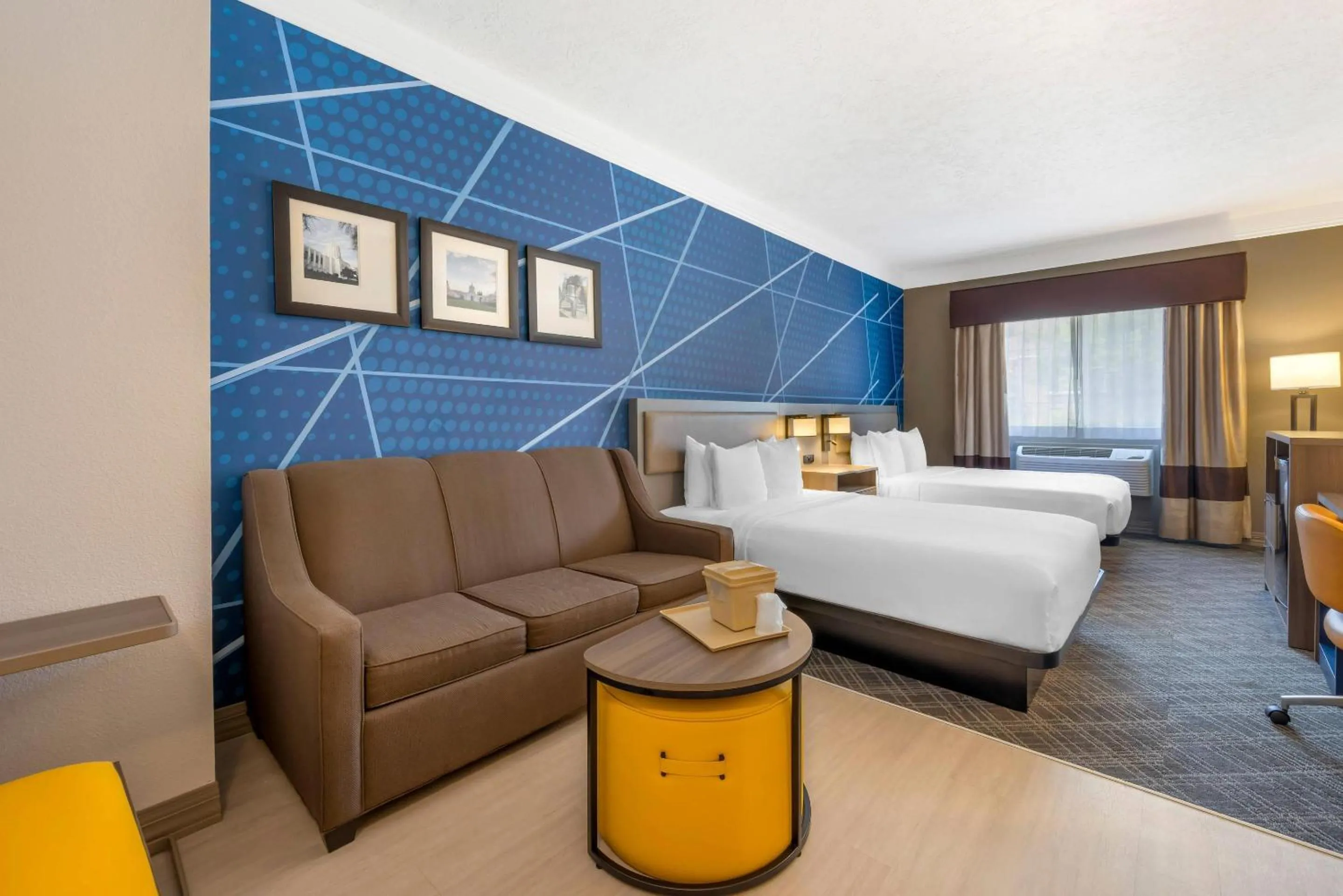 Bedroom, Bed in Comfort Suites Salem