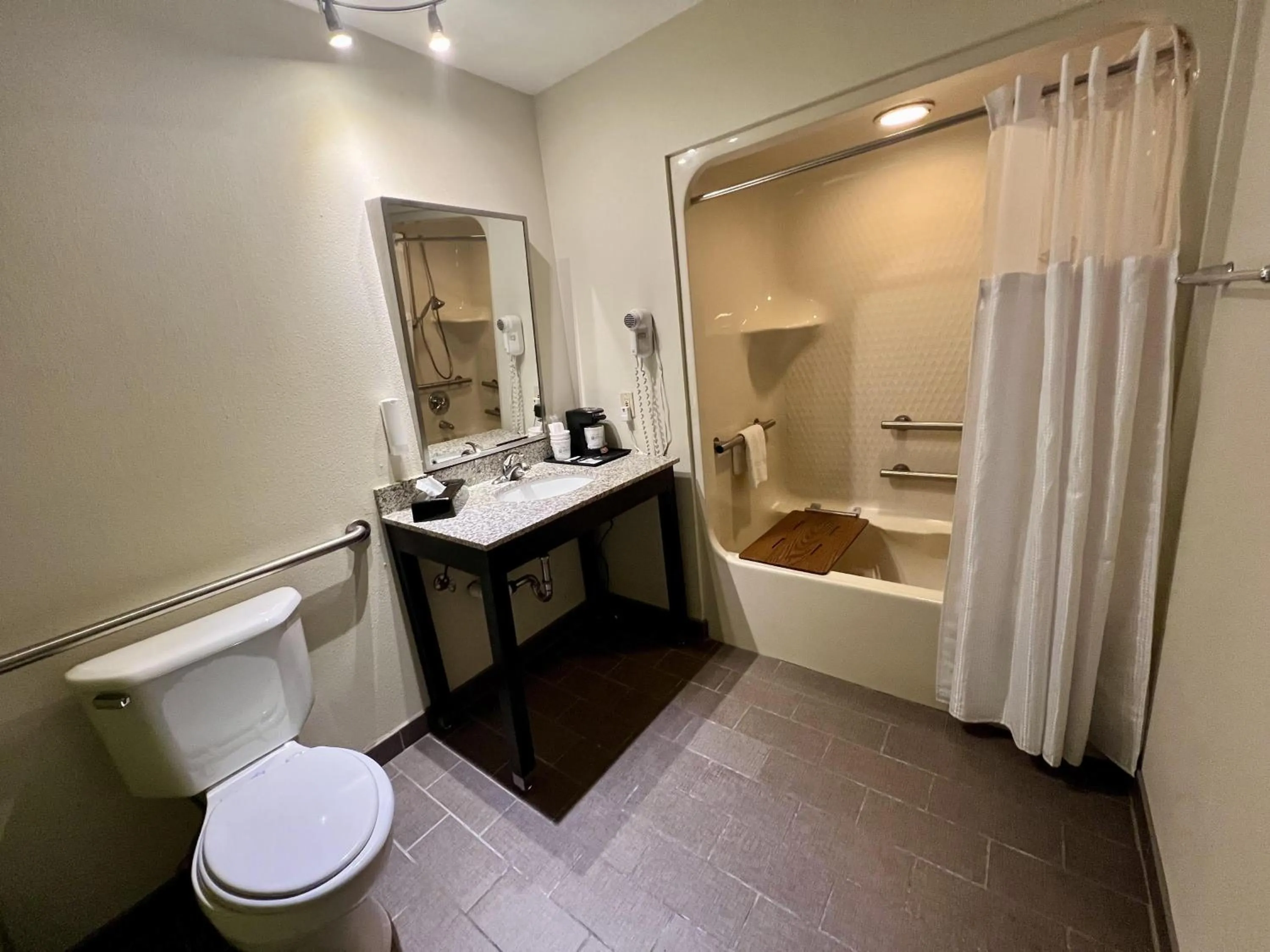 Bathroom in SureStay by Best Western Roseburg