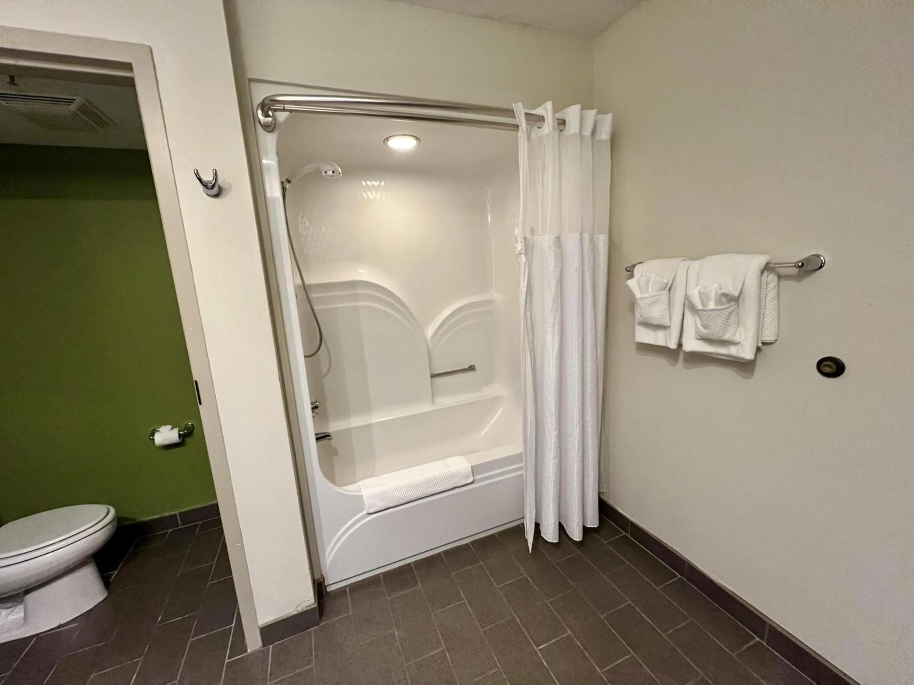 Bathroom in SureStay by Best Western Roseburg