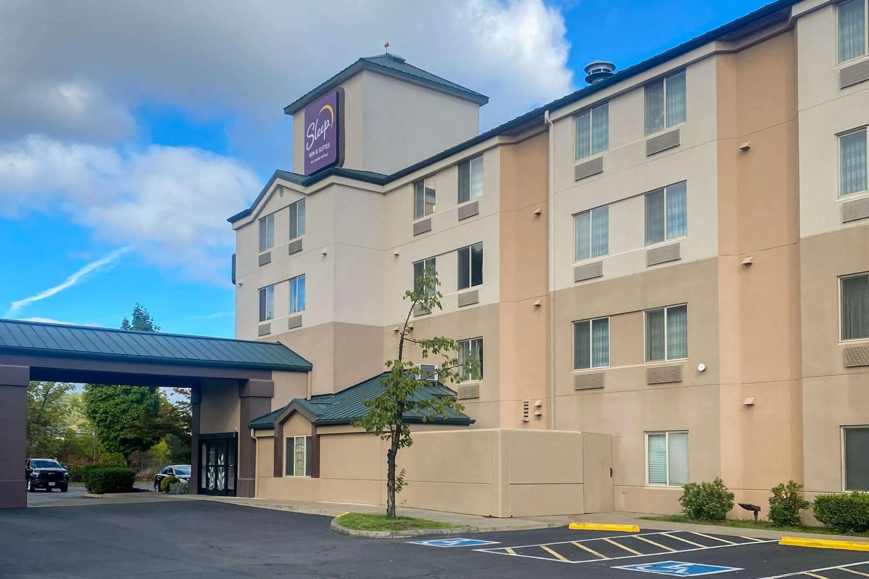 Property building in Sleep Inn & Suites Roseburg North Near Medical Center