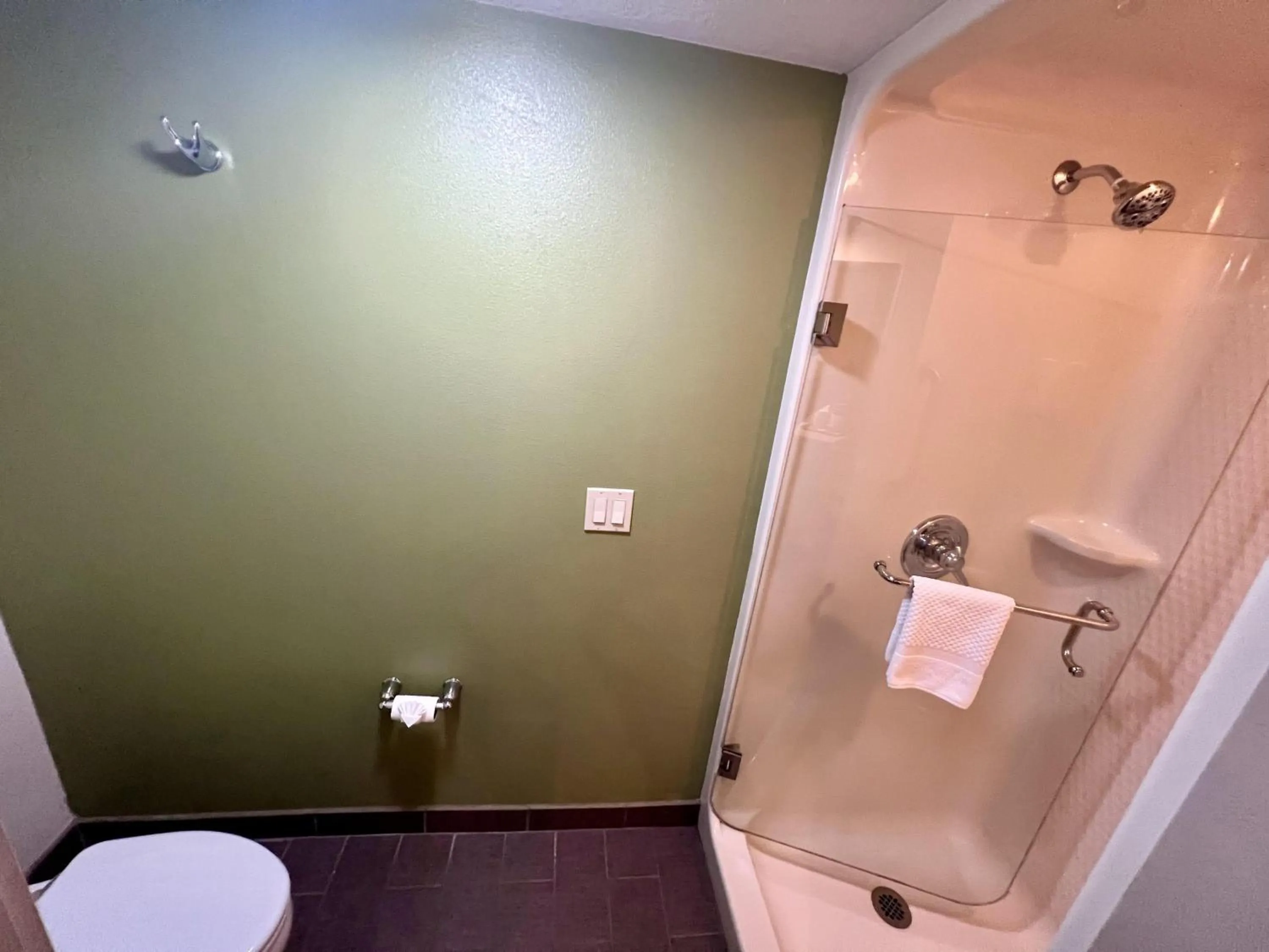 Bathroom in SureStay by Best Western Roseburg