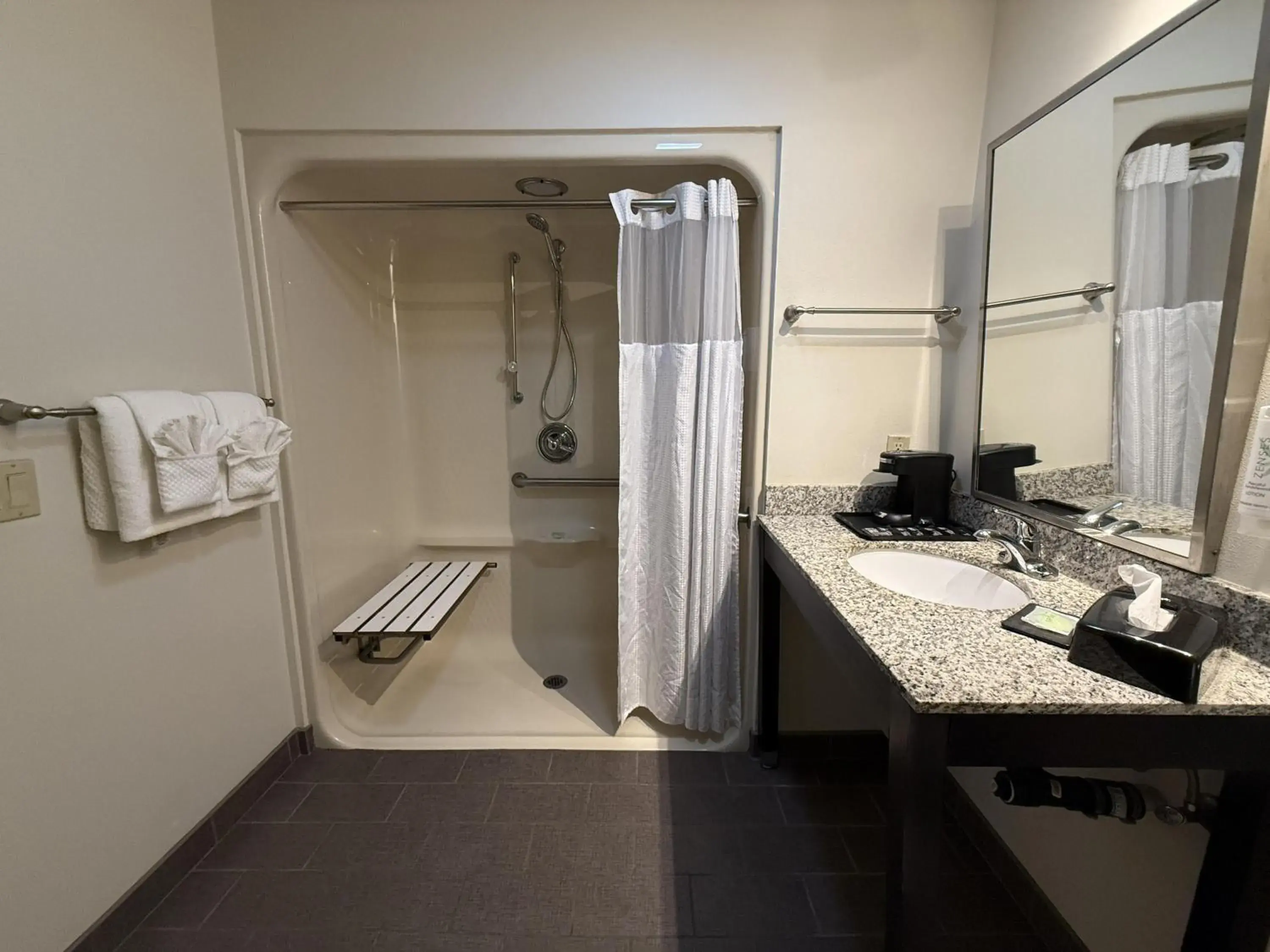 Bathroom in SureStay by Best Western Roseburg Bathroom in SureStay by Best Western Roseburg