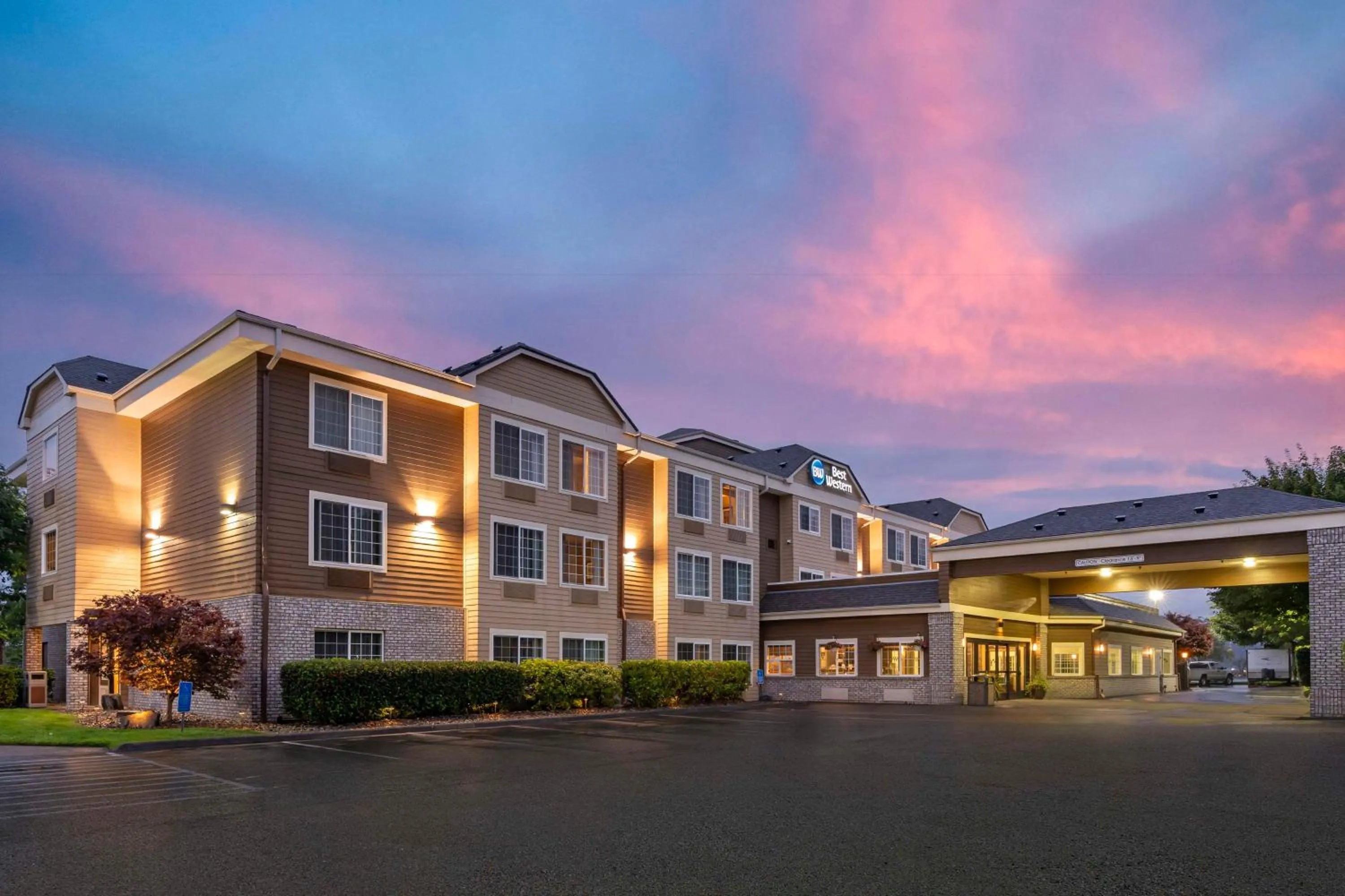 Property building in Best Western Columbia River Waterfront Hotel Astoria
