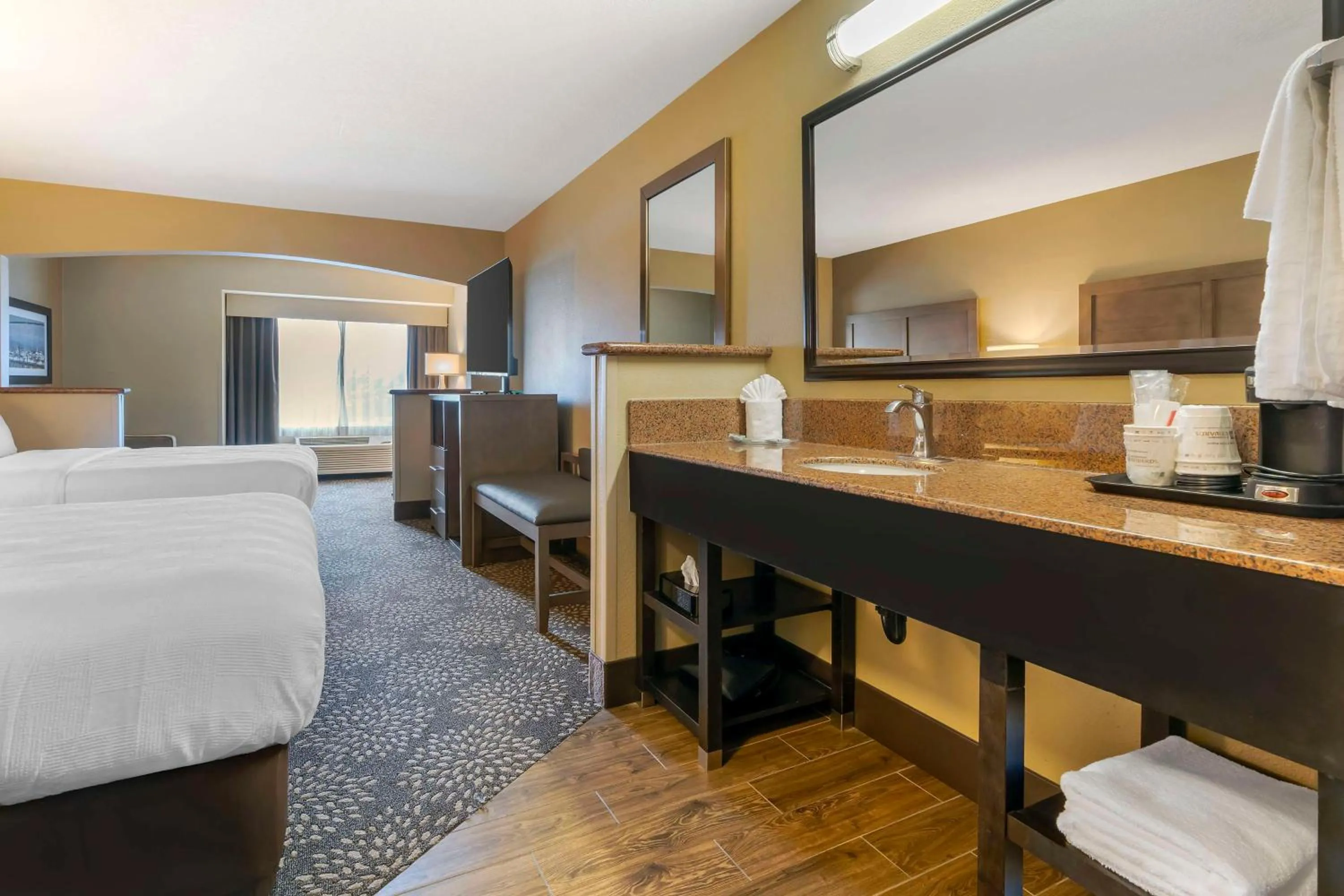 Bedroom, Bed in Best Western Columbia River Waterfront Hotel Astoria