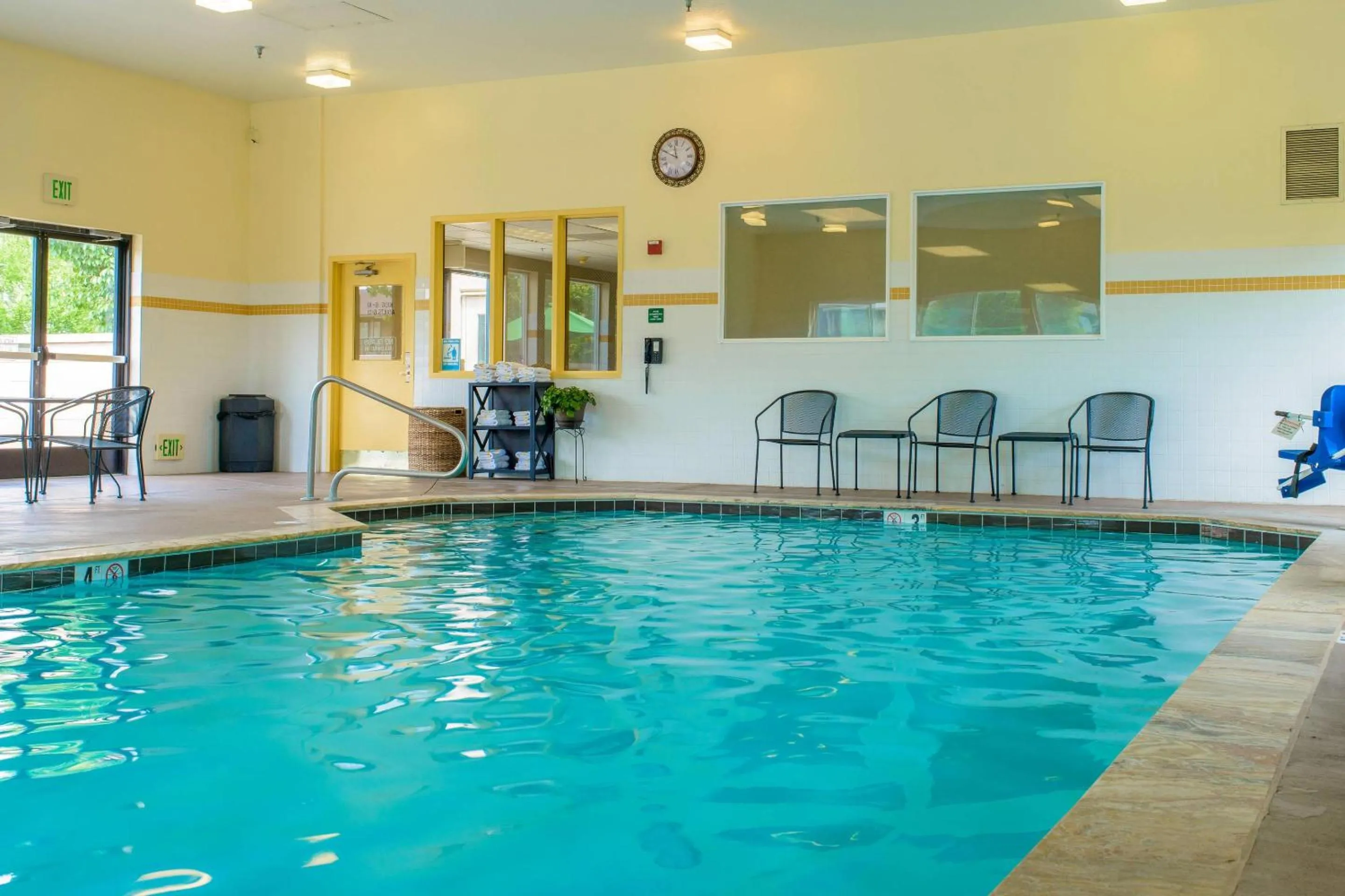 Swimming pool in Comfort Suites Springfield-Eugene