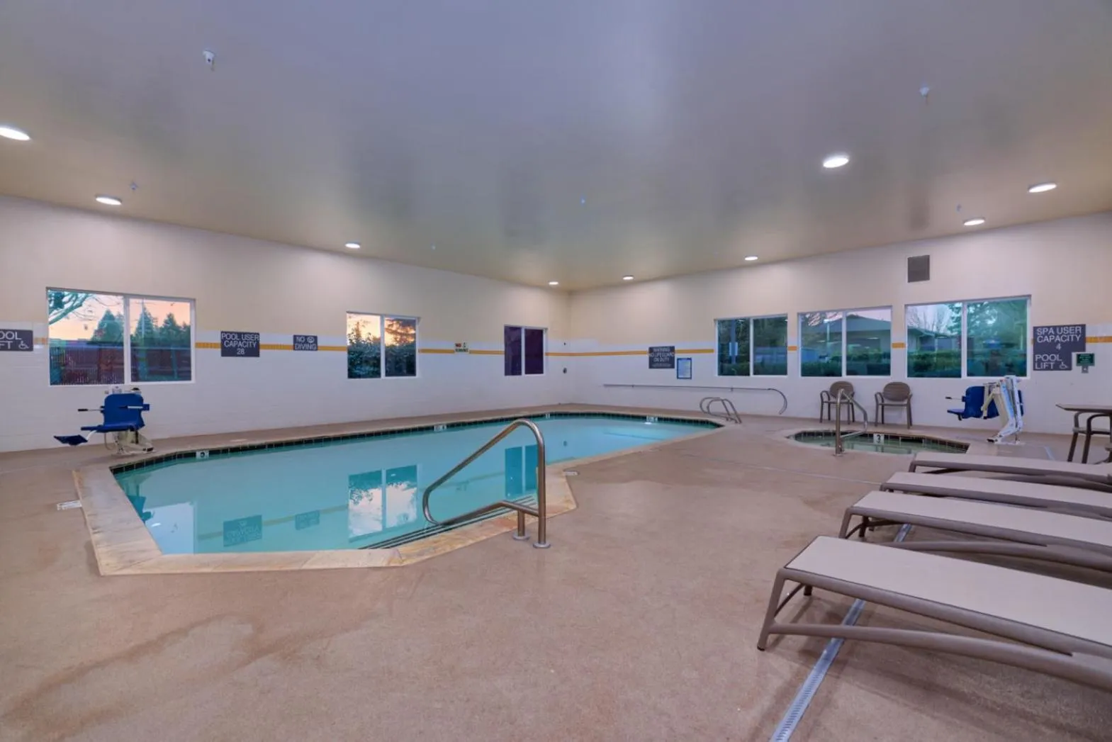Swimming pool in Comfort Suites Springfield-Eugene