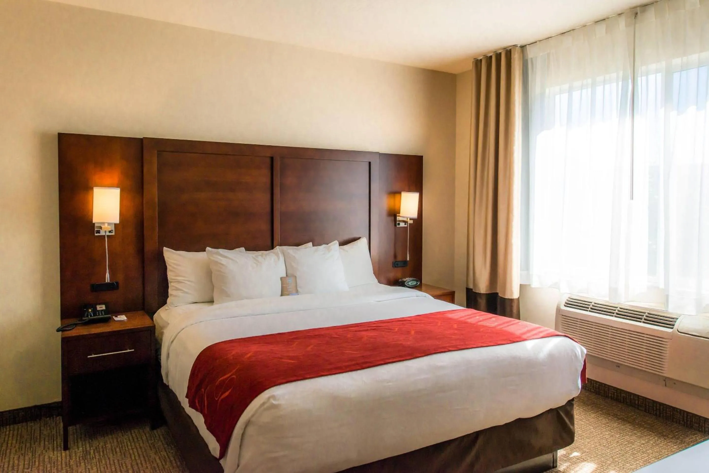 Bedroom, Bed in Comfort Suites Springfield-Eugene