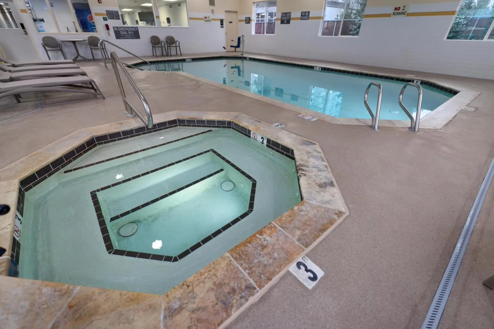 Hot Tub in Comfort Suites Springfield-Eugene
