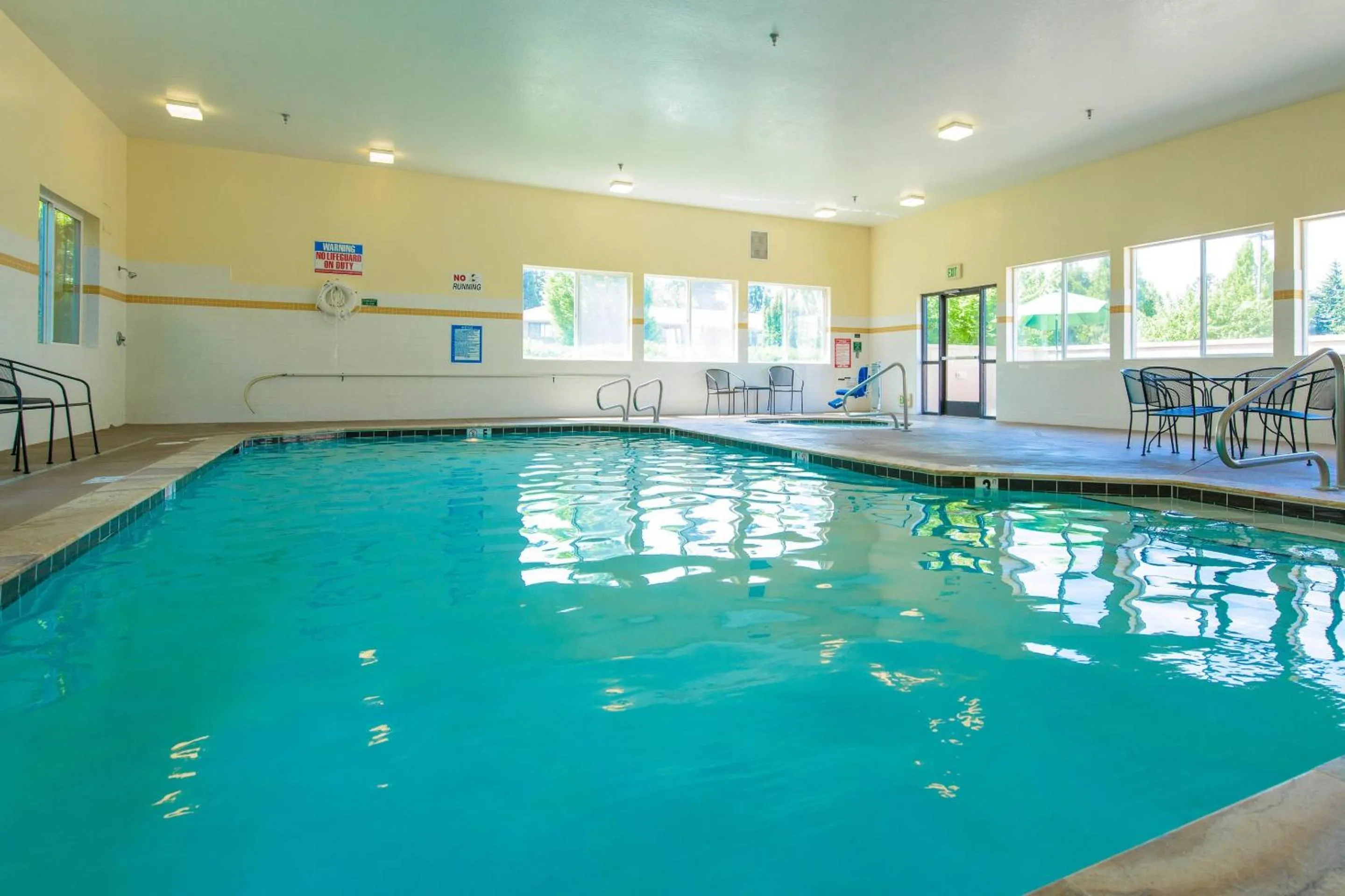 Swimming pool in Comfort Suites Springfield-Eugene