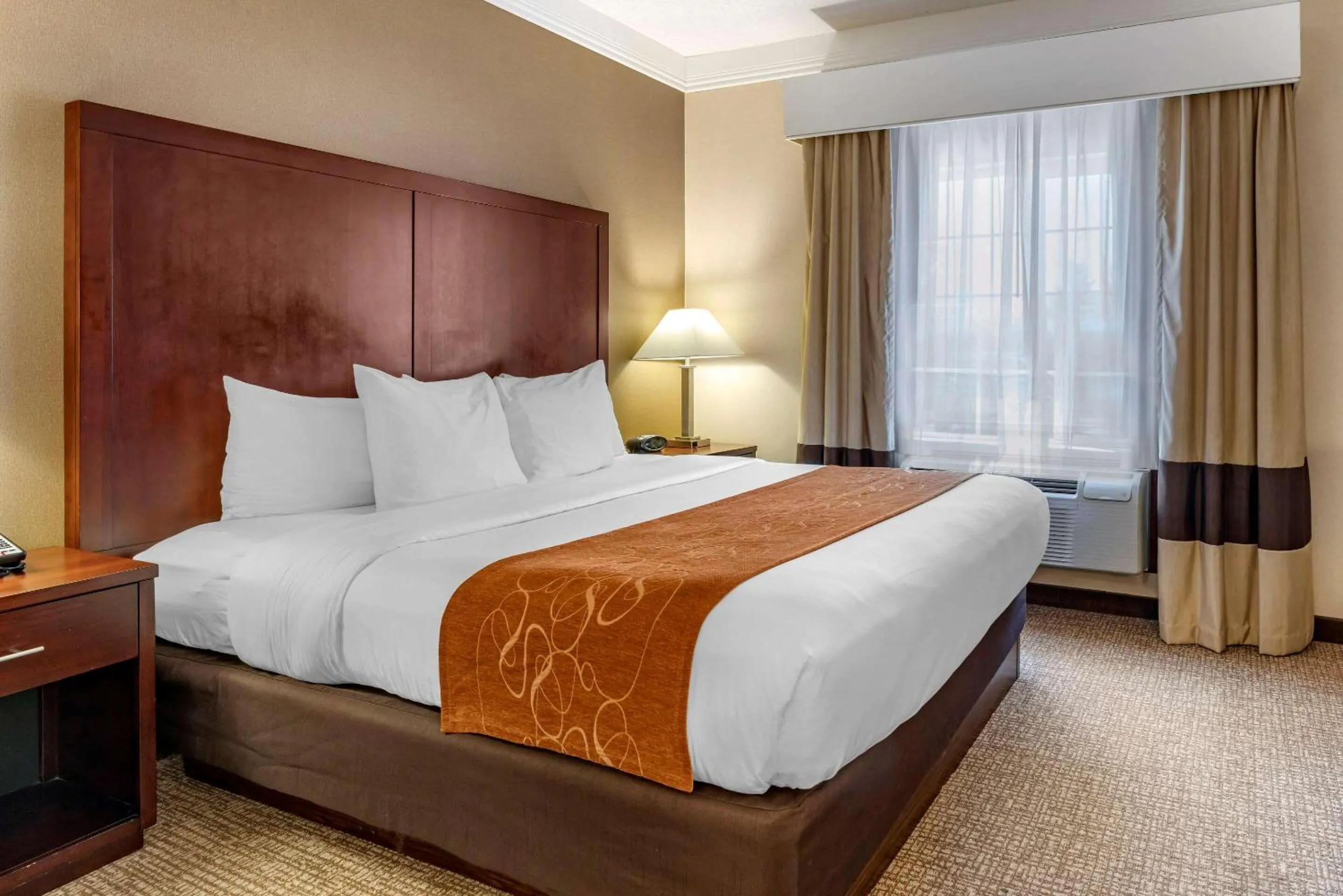 Photo of the whole room, Bed in Comfort Suites Linn County Fairground and Expo