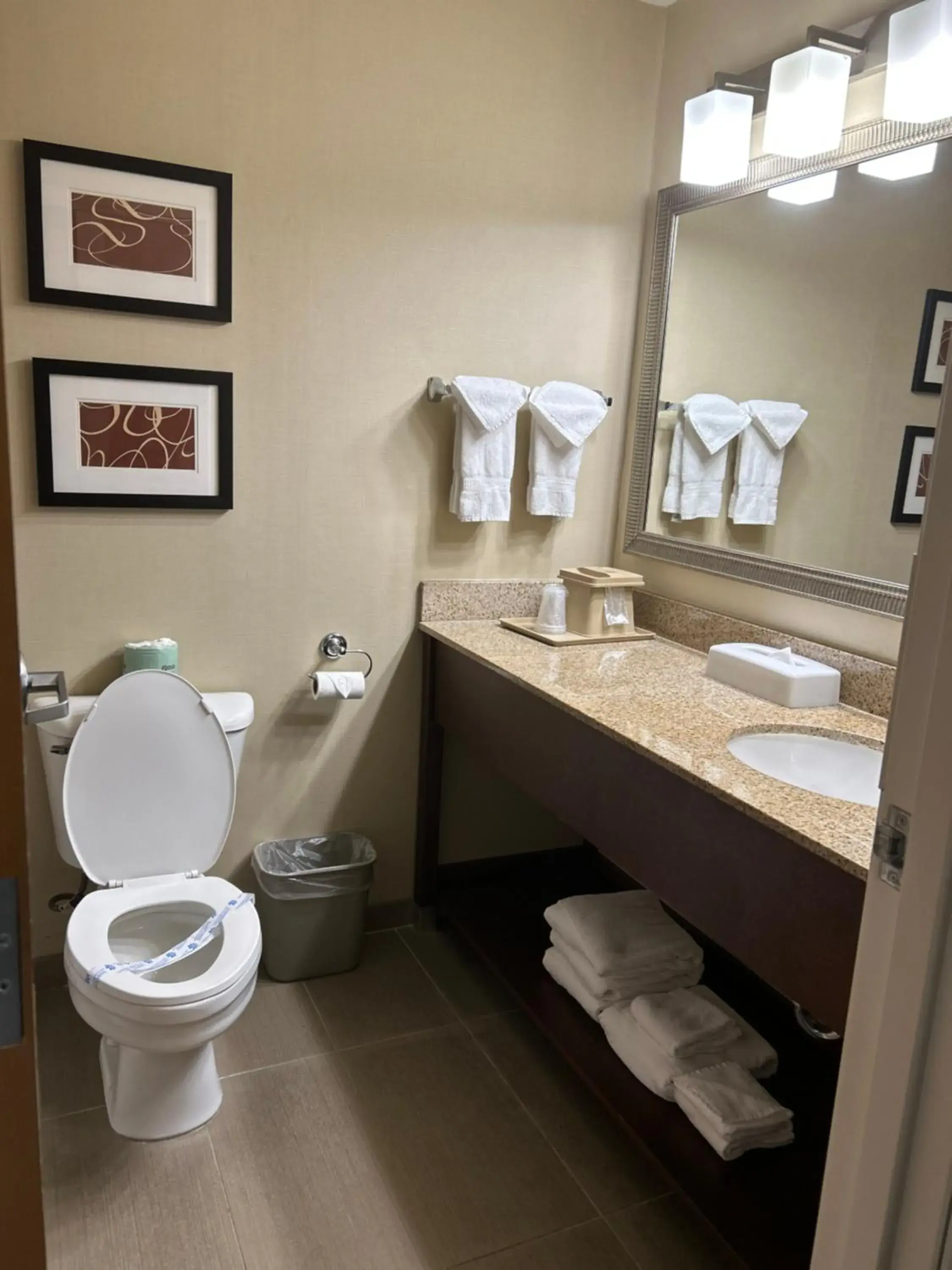 Property building in Comfort Suites Linn County Fairground and Expo Property building in Comfort Suites Linn County Fairground and Expo