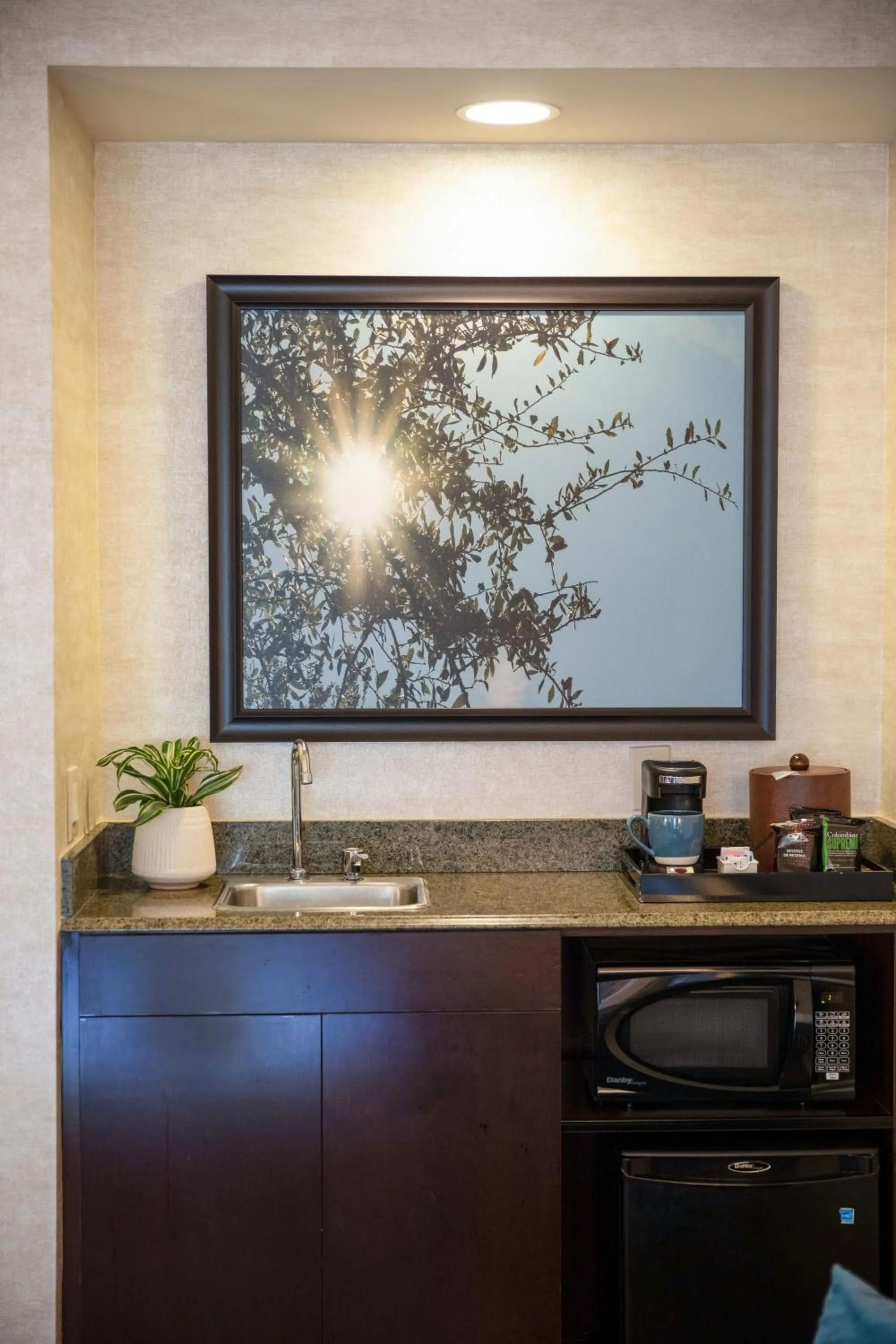 Coffee/tea facilities in Ayres Suites Diamond Bar