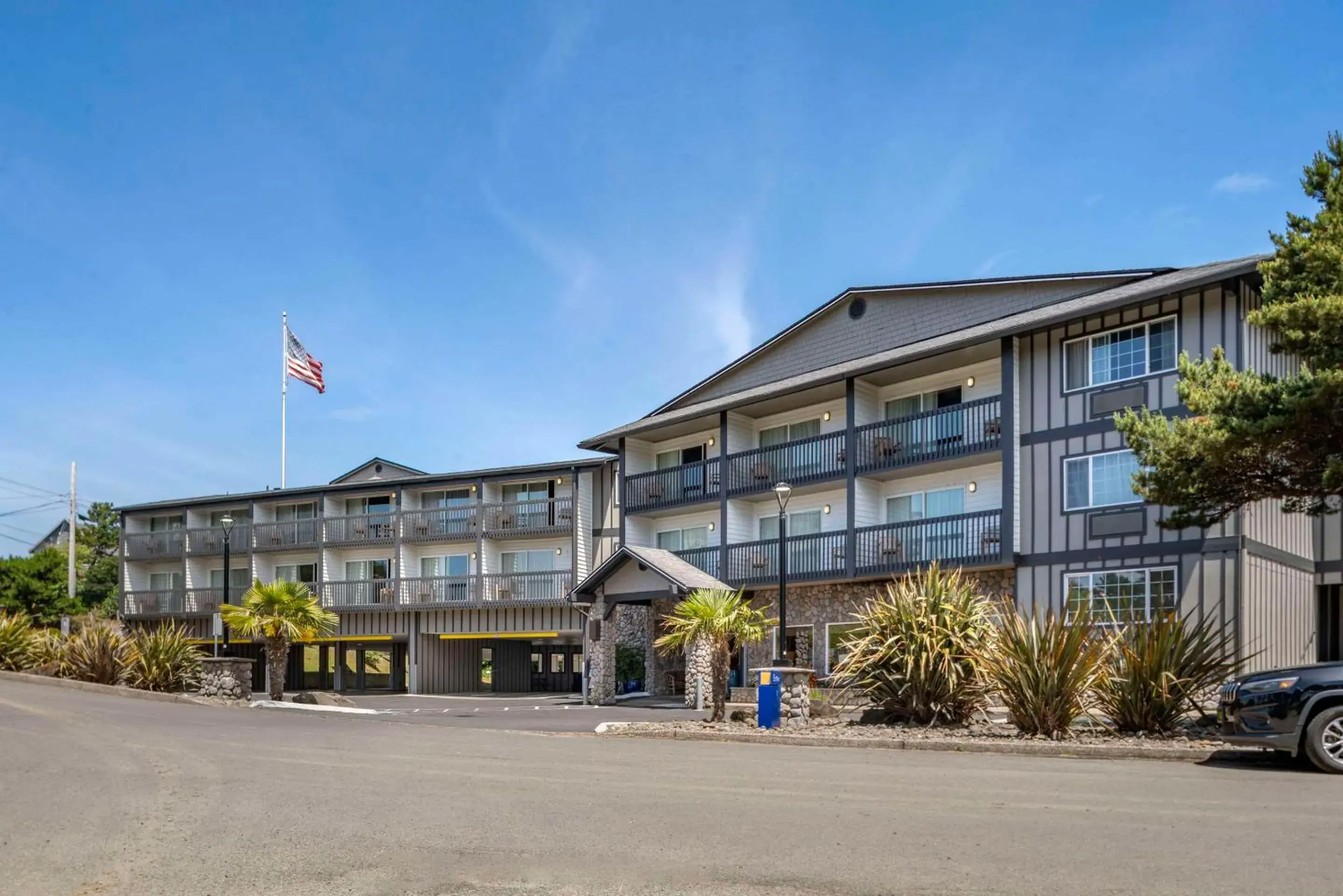 Property building in Comfort Inn & Suites Lincoln City Property building in Comfort Inn & Suites Lincoln City