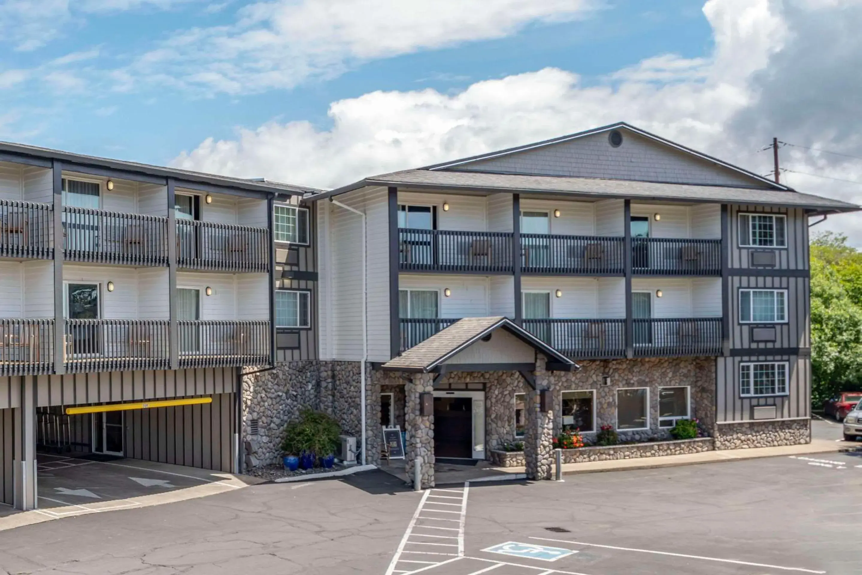 Property building in Comfort Inn & Suites Lincoln City Property building in Comfort Inn & Suites Lincoln City