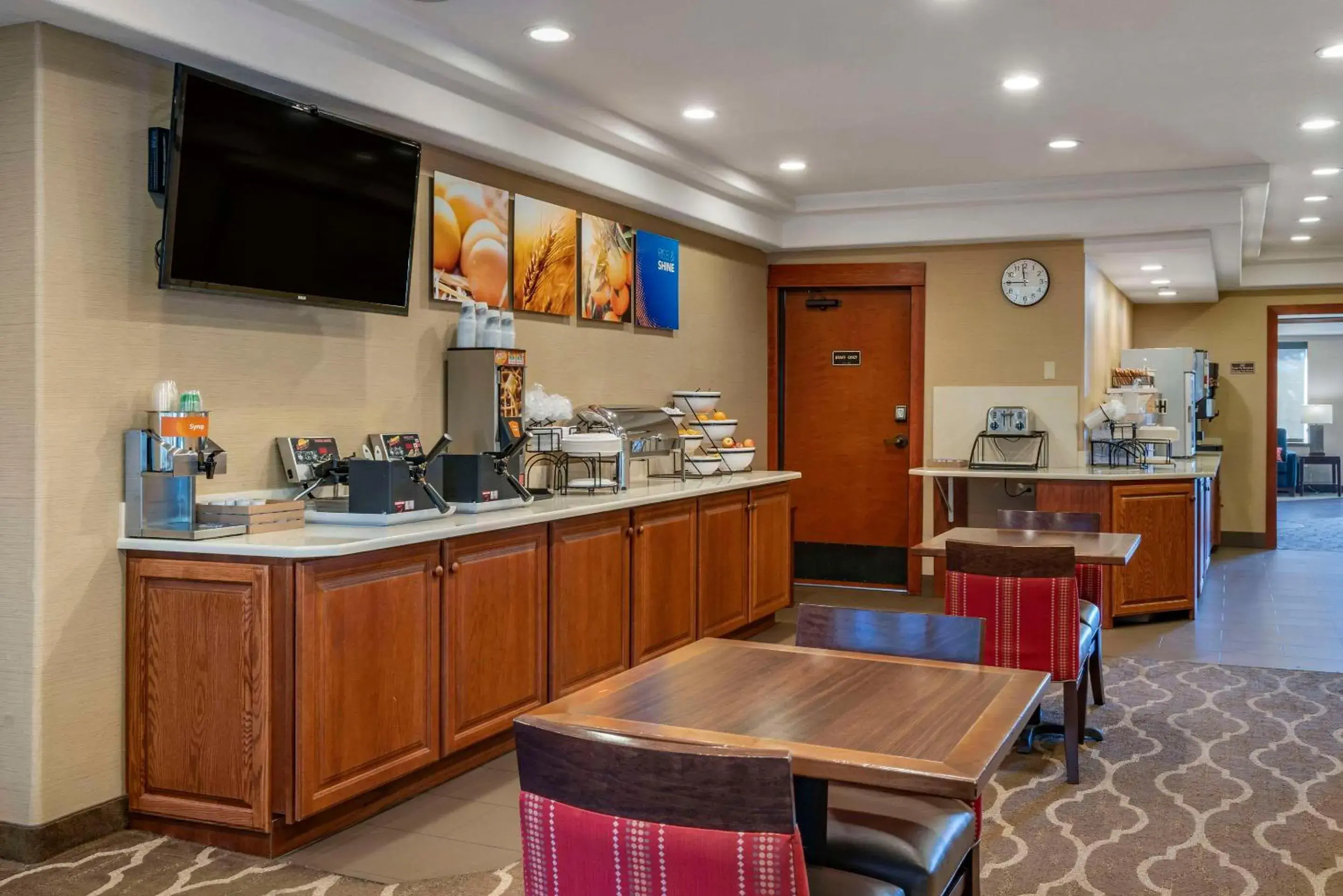 Breakfast in Comfort Inn & Suites Lincoln City Breakfast in Comfort Inn & Suites Lincoln City