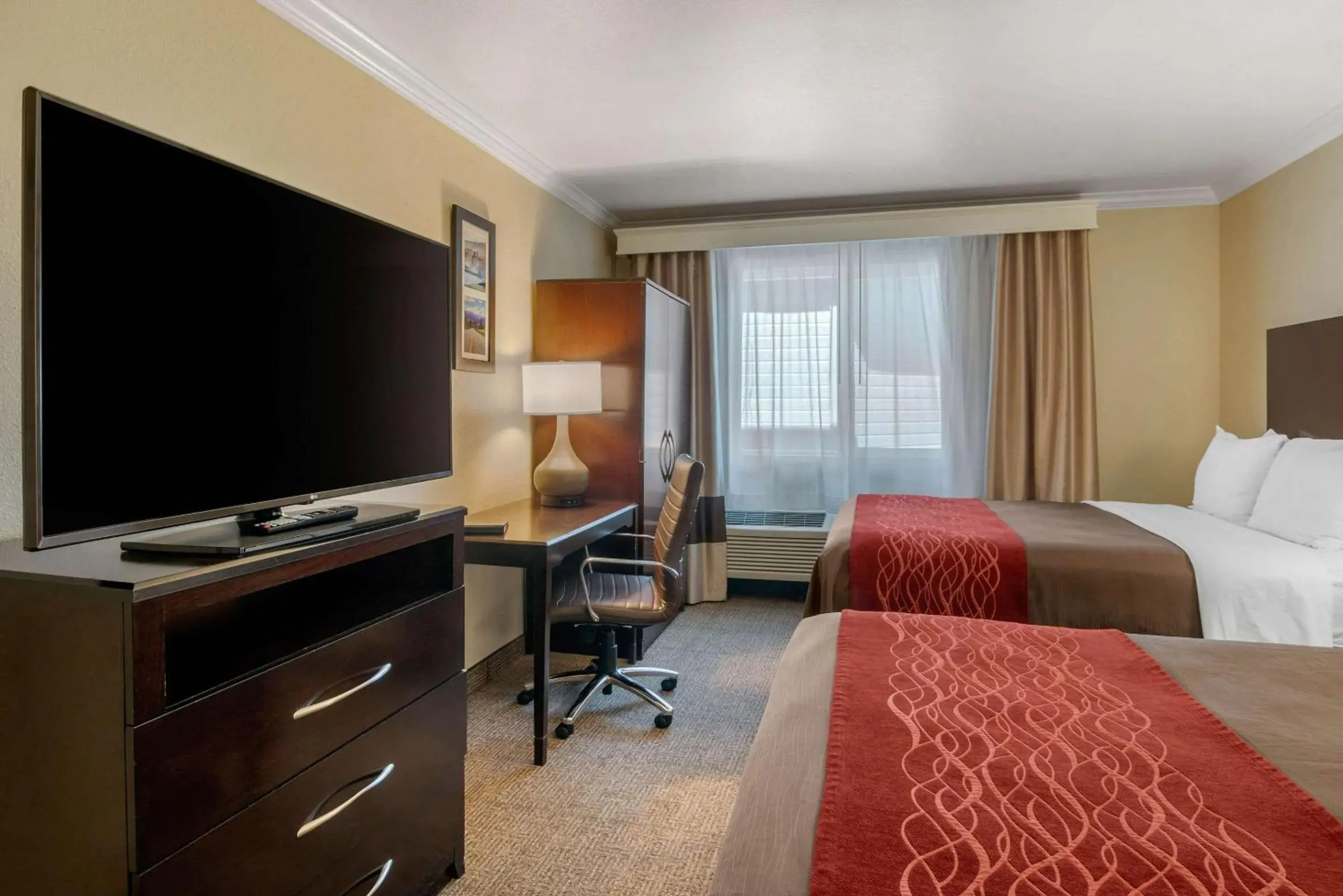 Photo of the whole room, Bed in Comfort Inn Columbia Gorge Photo of the whole room, Bed in Comfort Inn Columbia Gorge