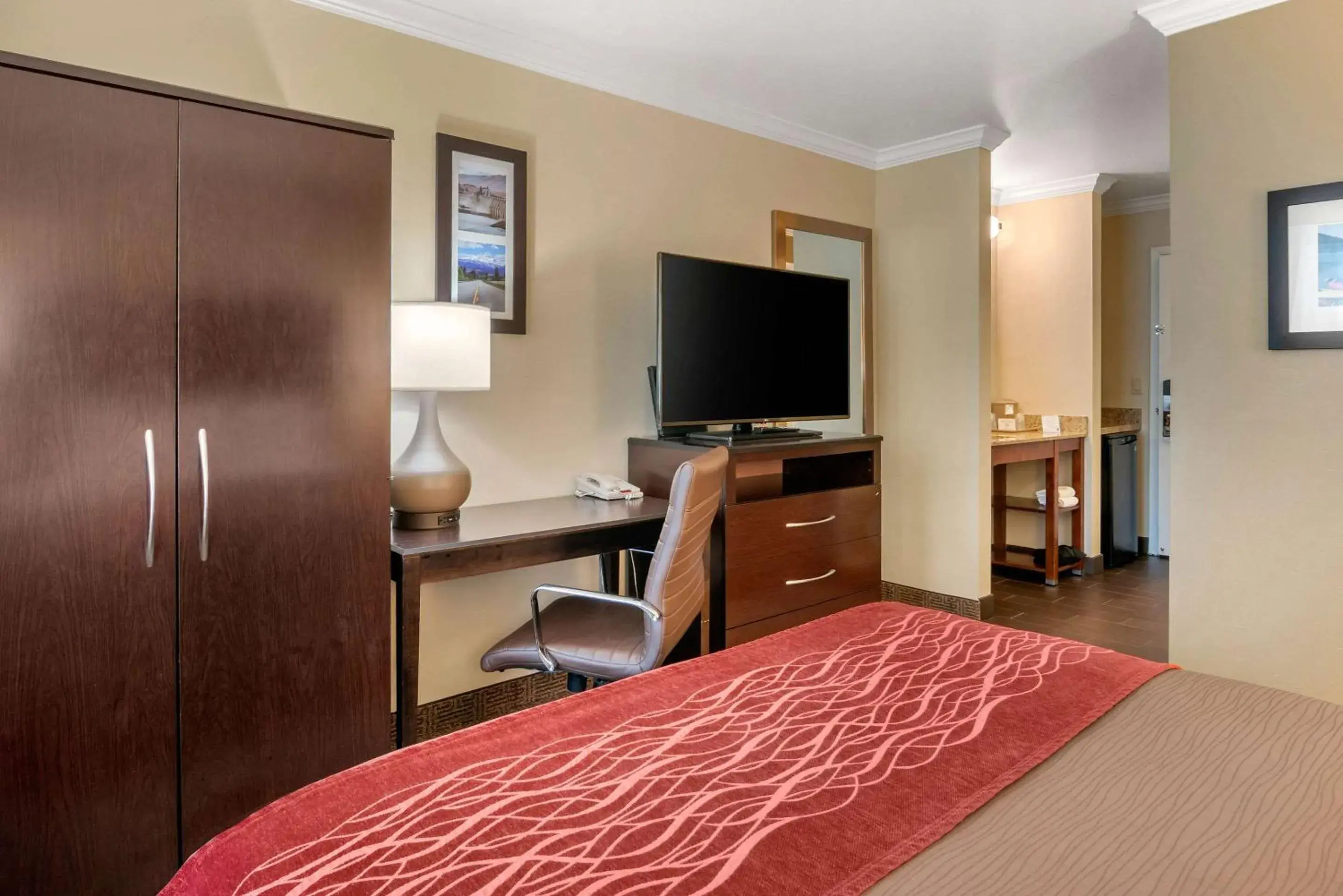 Photo of the whole room, Bed in Comfort Inn Columbia Gorge Photo of the whole room, Bed in Comfort Inn Columbia Gorge