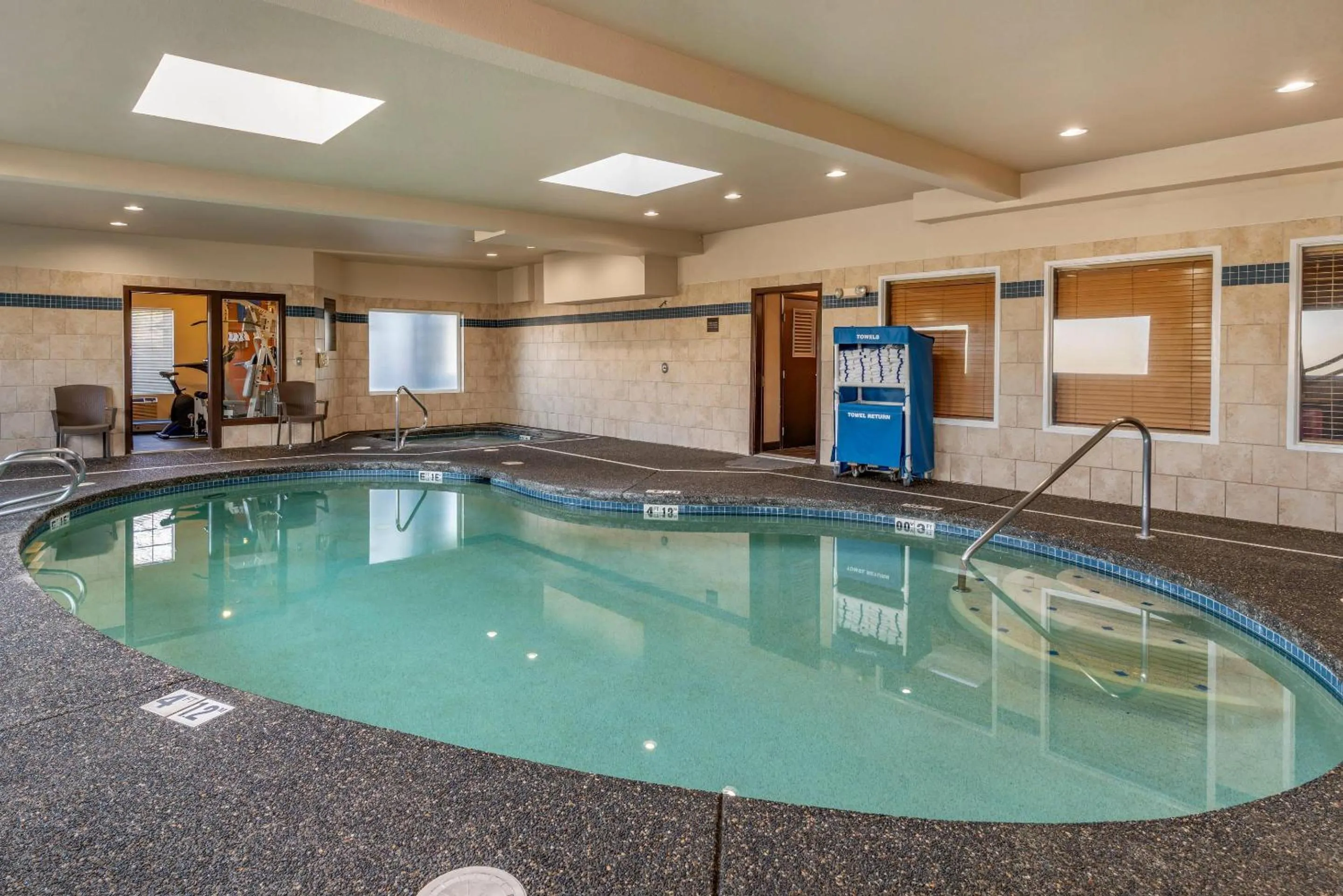 Swimming pool in Comfort Inn Columbia Gorge