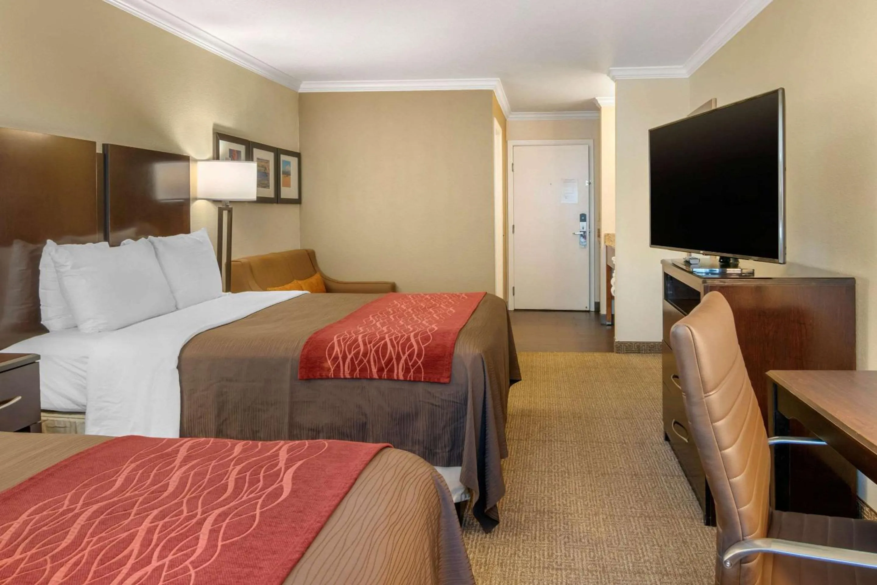 Photo of the whole room, Bed in Comfort Inn Columbia Gorge