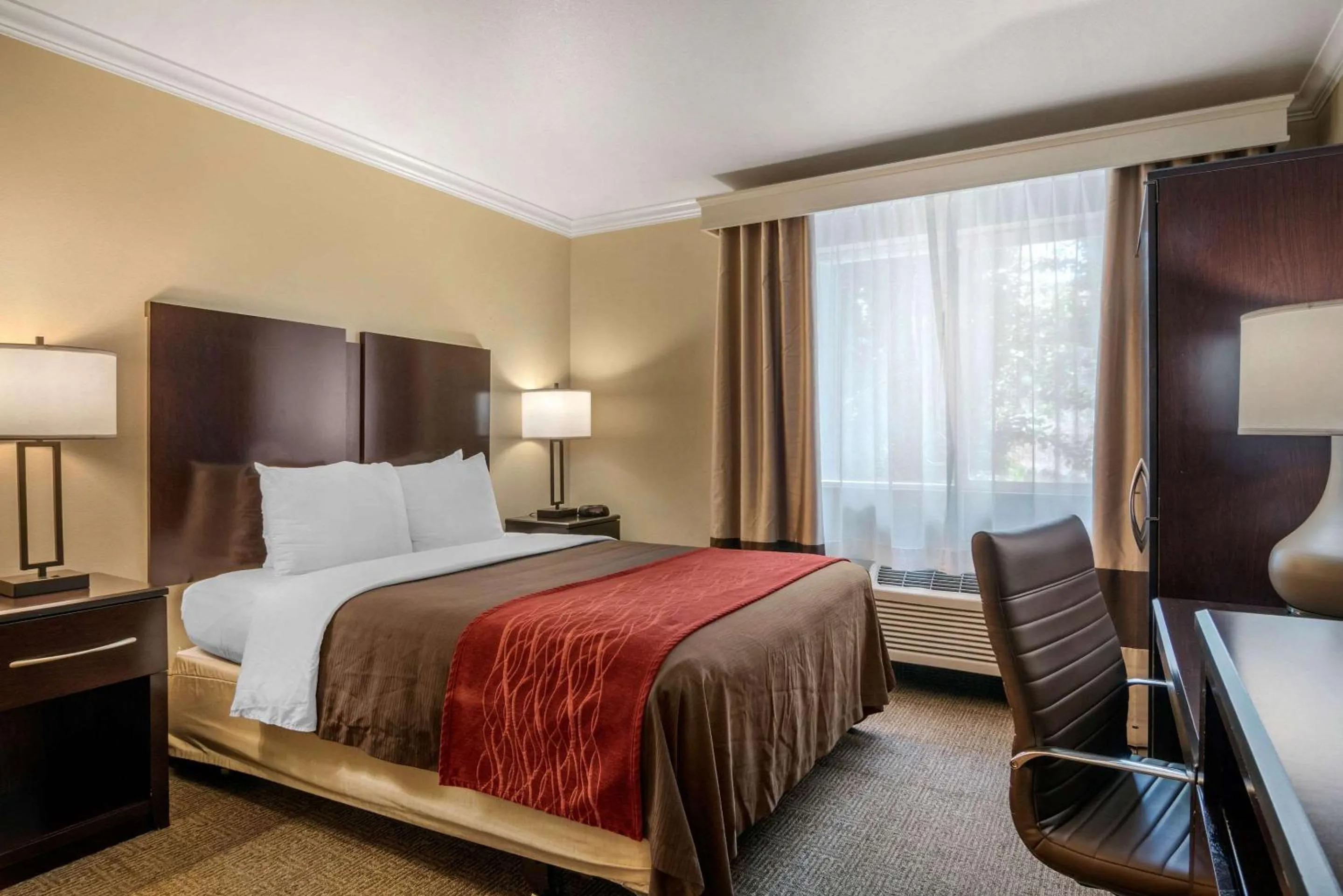 Photo of the whole room, Bed in Comfort Inn Columbia Gorge