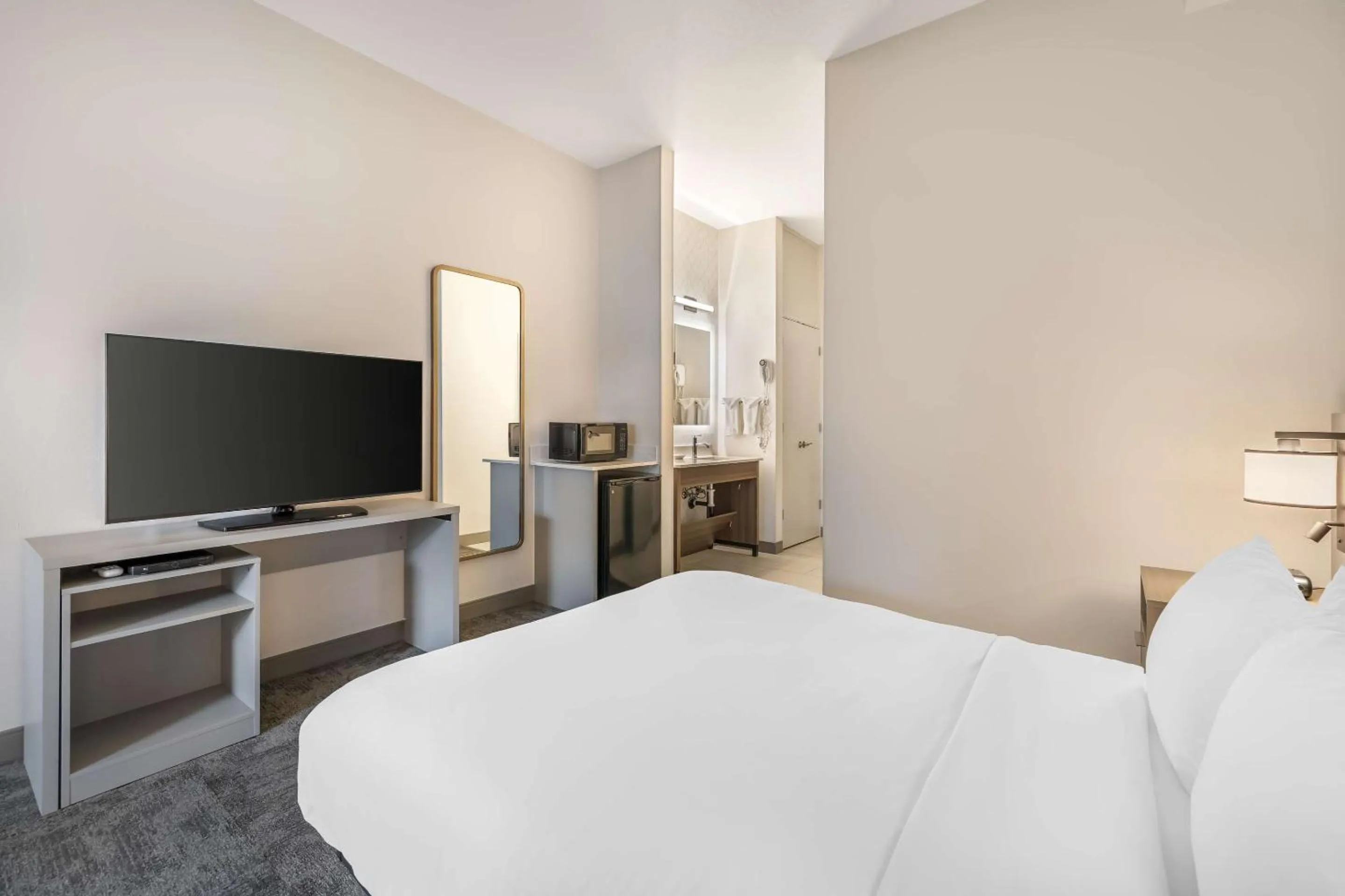 Bedroom, Bed in Comfort Suites Redmond Airport