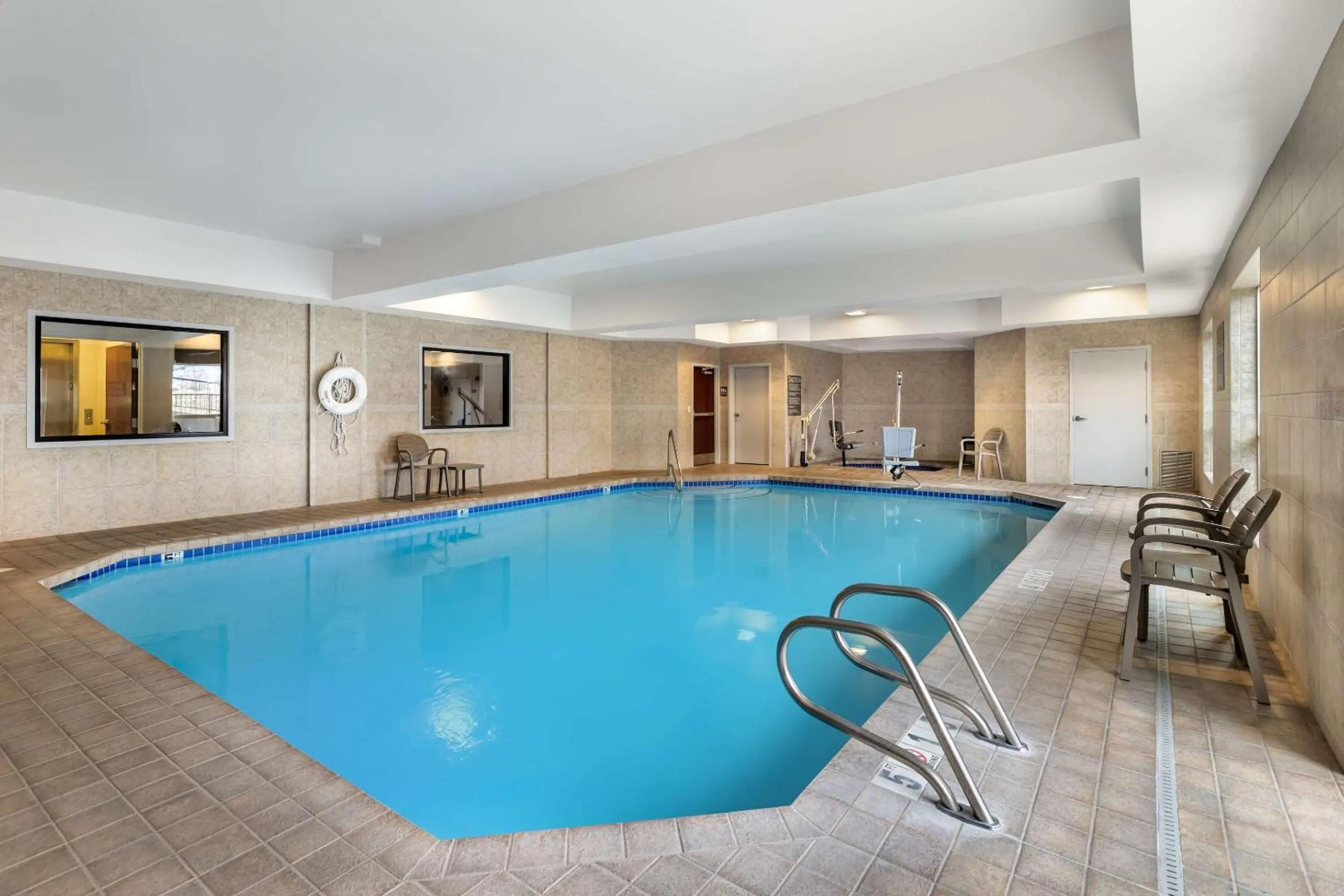 Swimming pool in Comfort Suites Redmond Airport