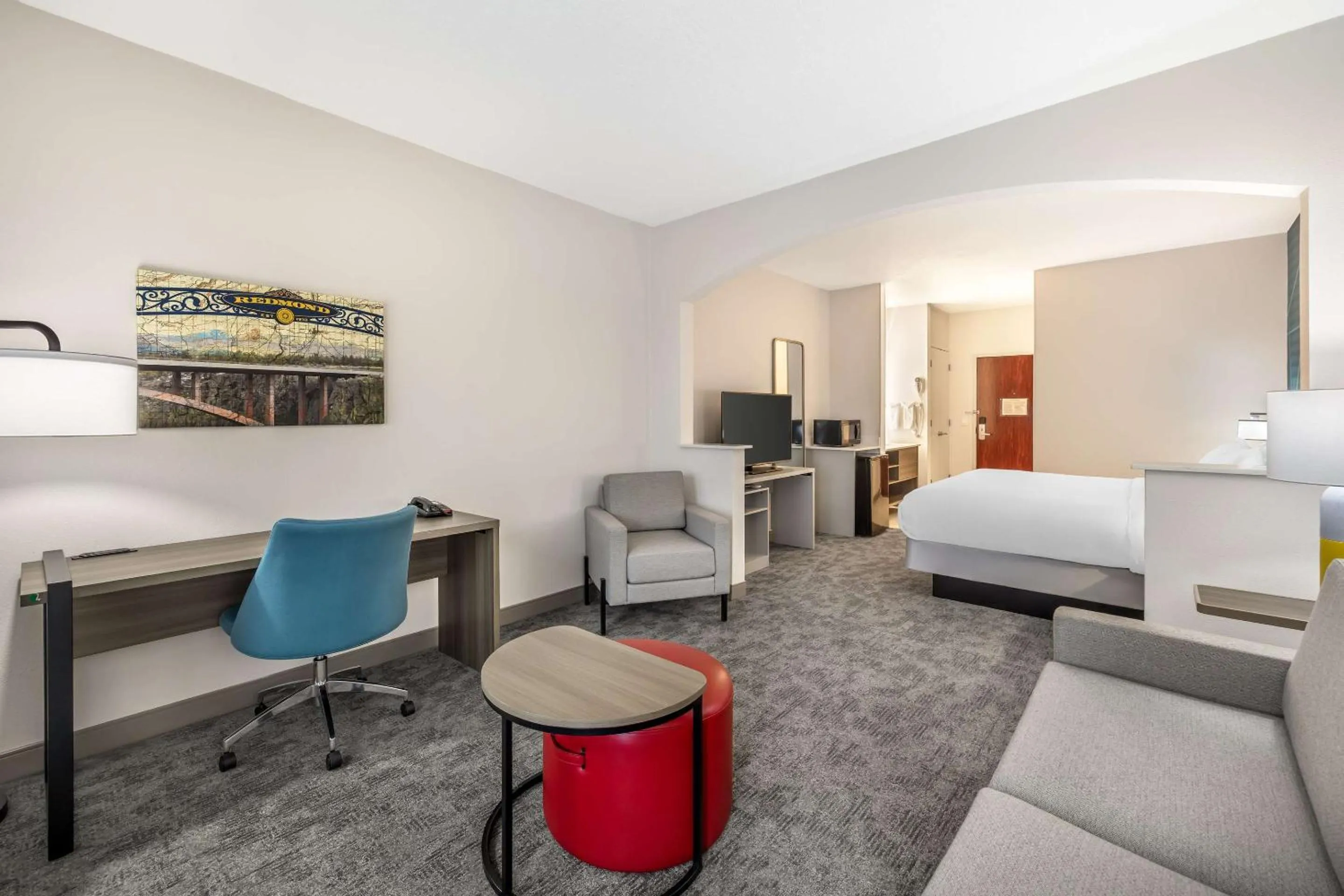 Bedroom, Bed in Comfort Suites Redmond Airport