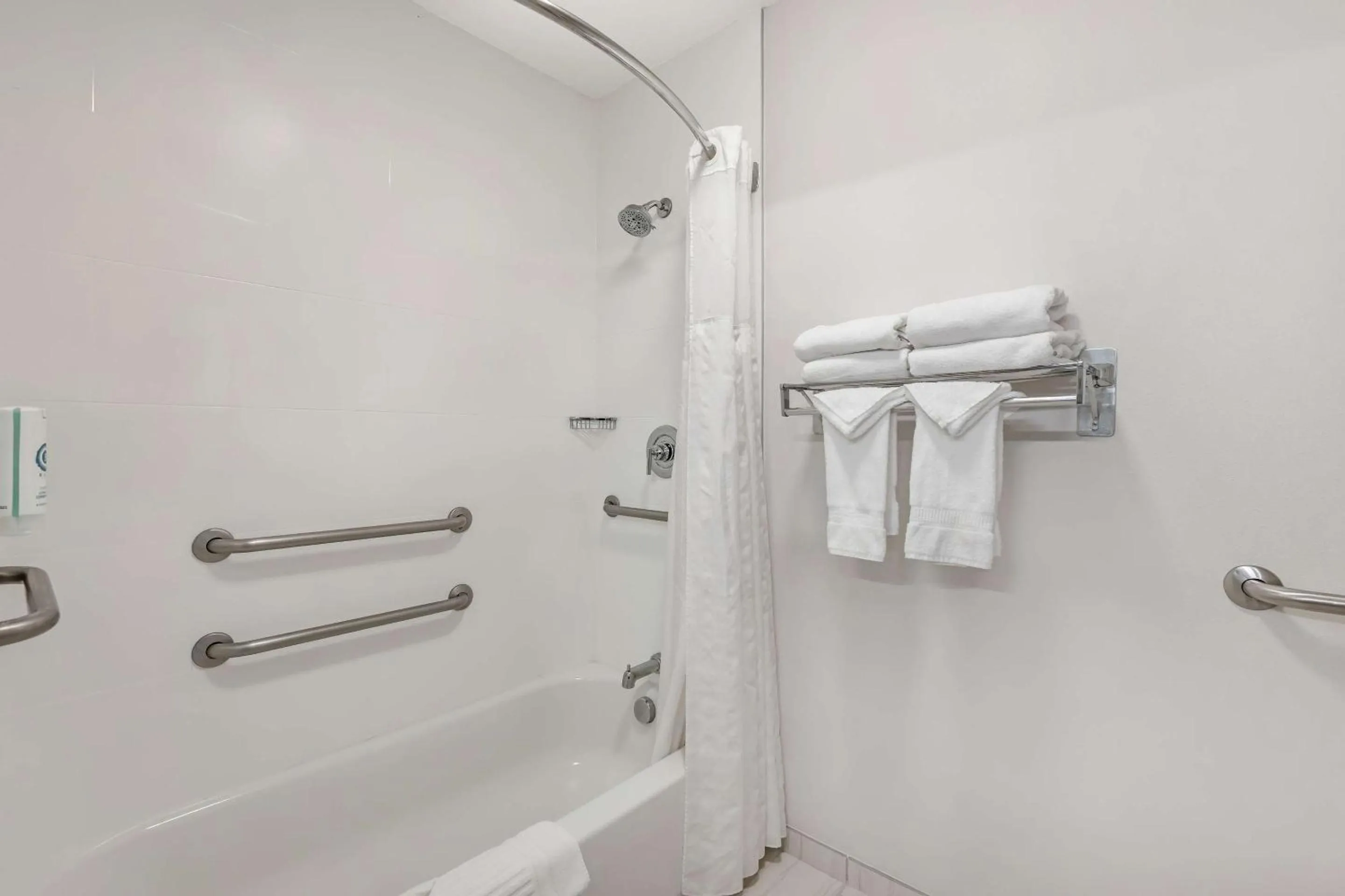 Bedroom in Comfort Suites Redmond Airport