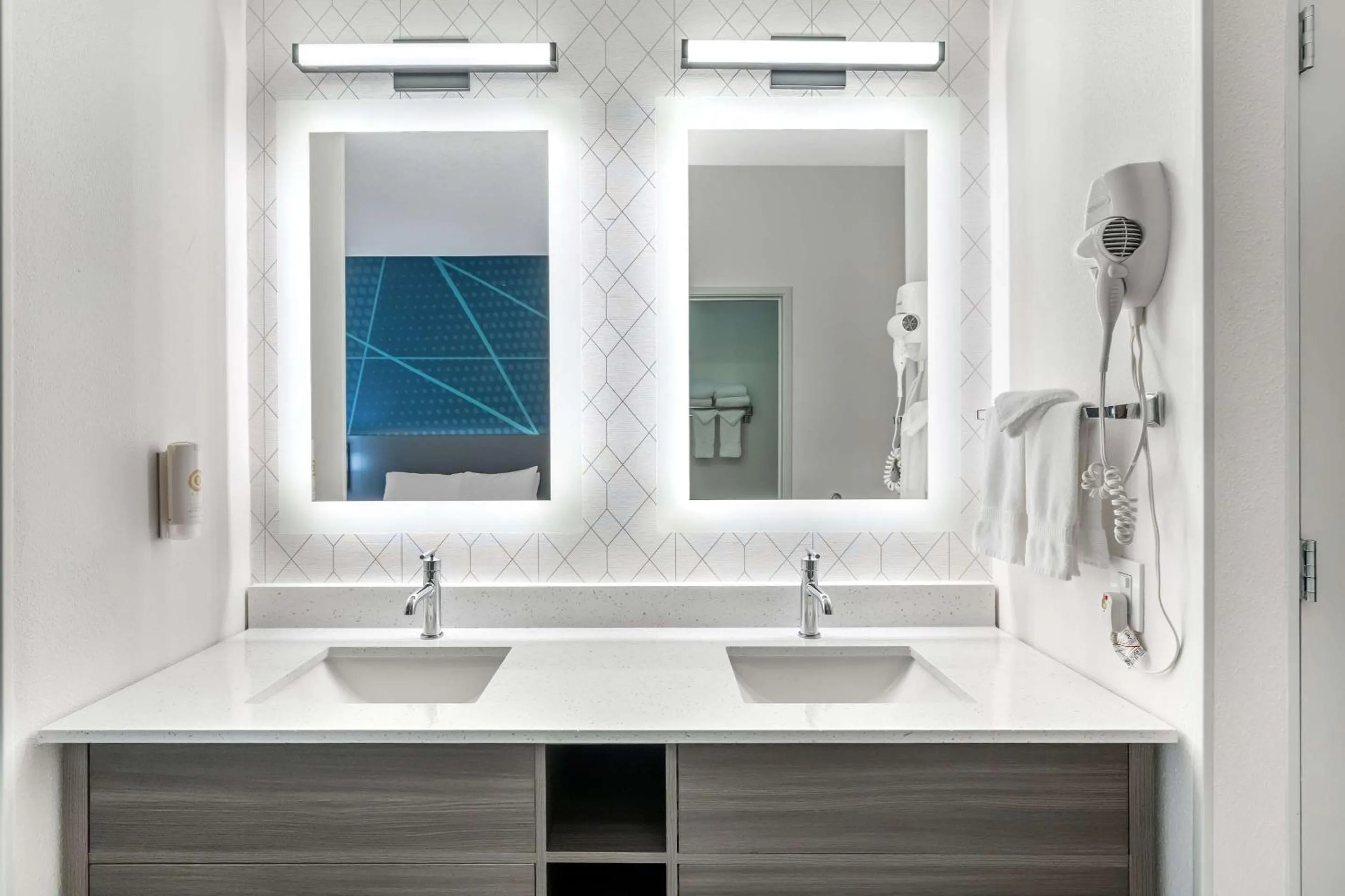 Bedroom in Comfort Suites Redmond Airport