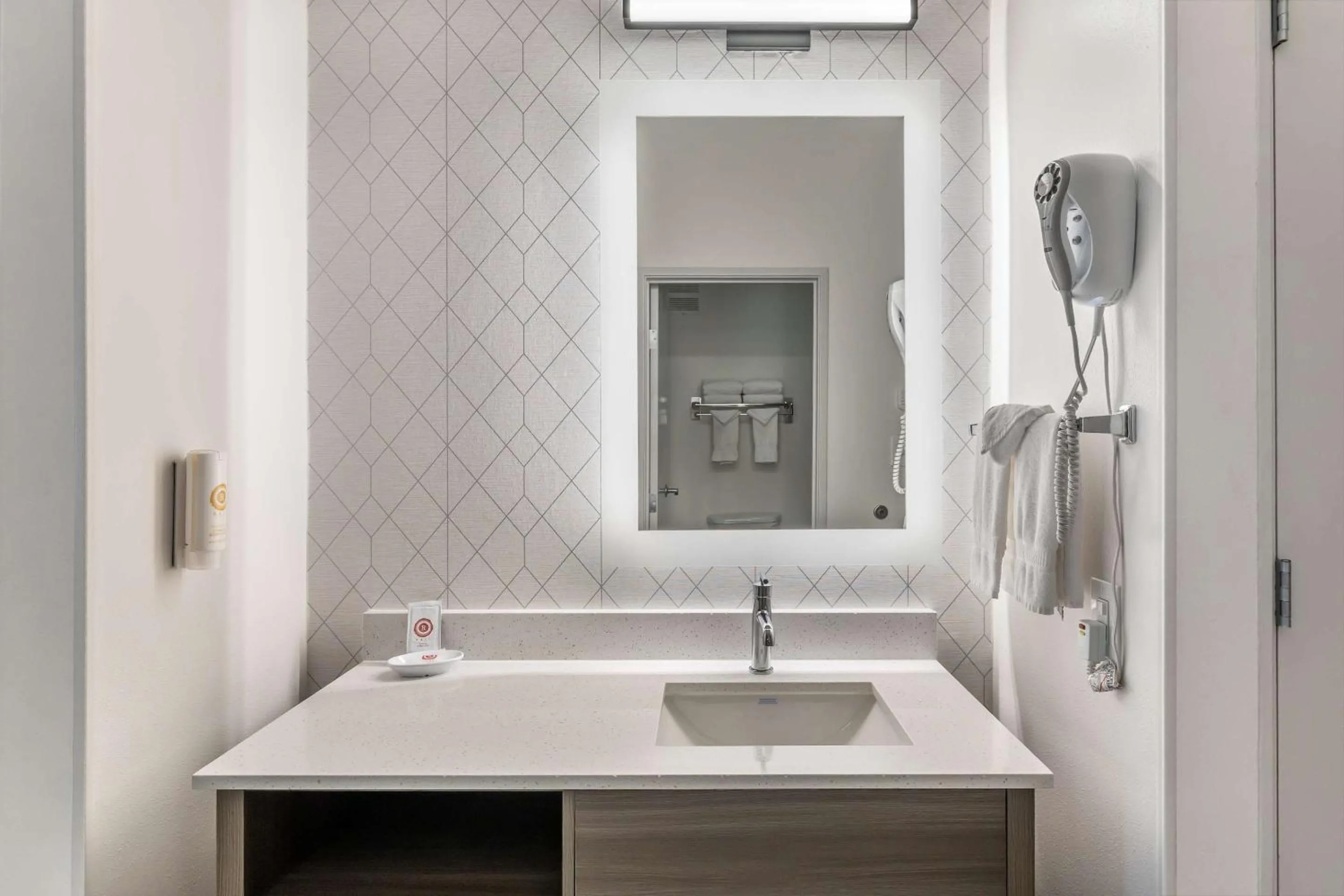 Bedroom in Comfort Suites Redmond Airport