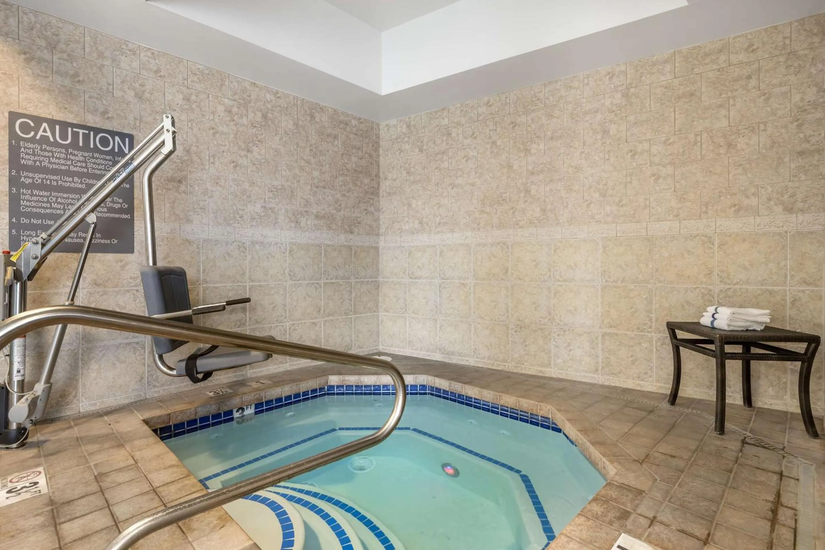 Swimming pool in Comfort Suites Redmond Airport