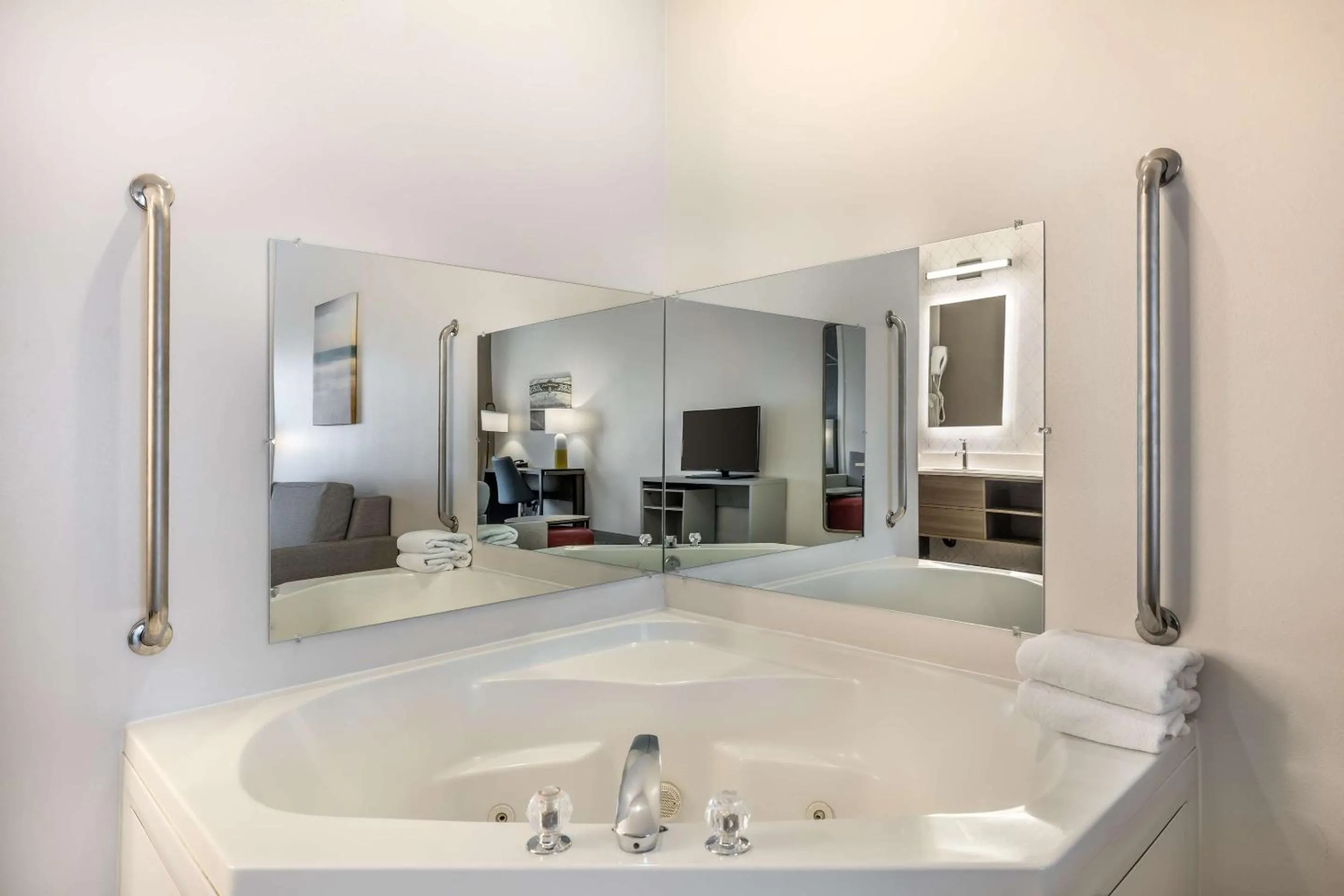 Bedroom in Comfort Suites Redmond Airport