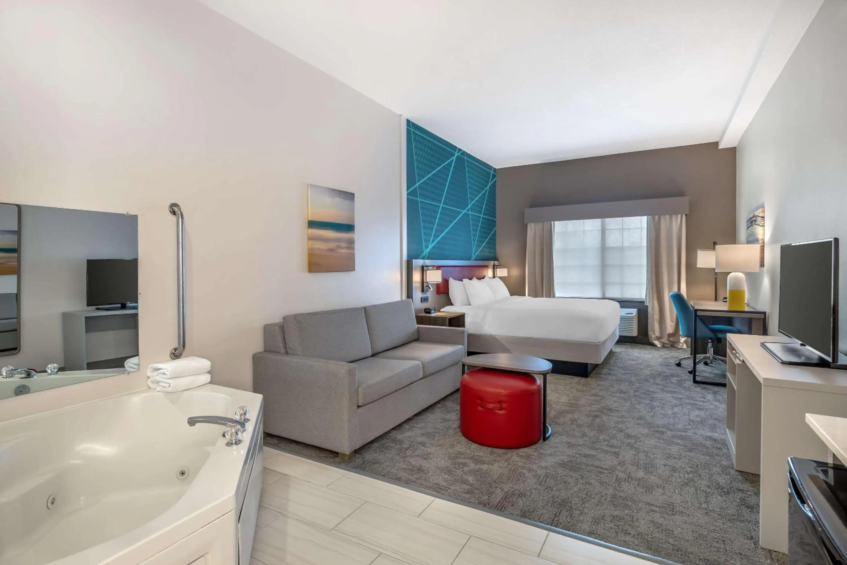 Bedroom, Bed in Comfort Suites Redmond Airport