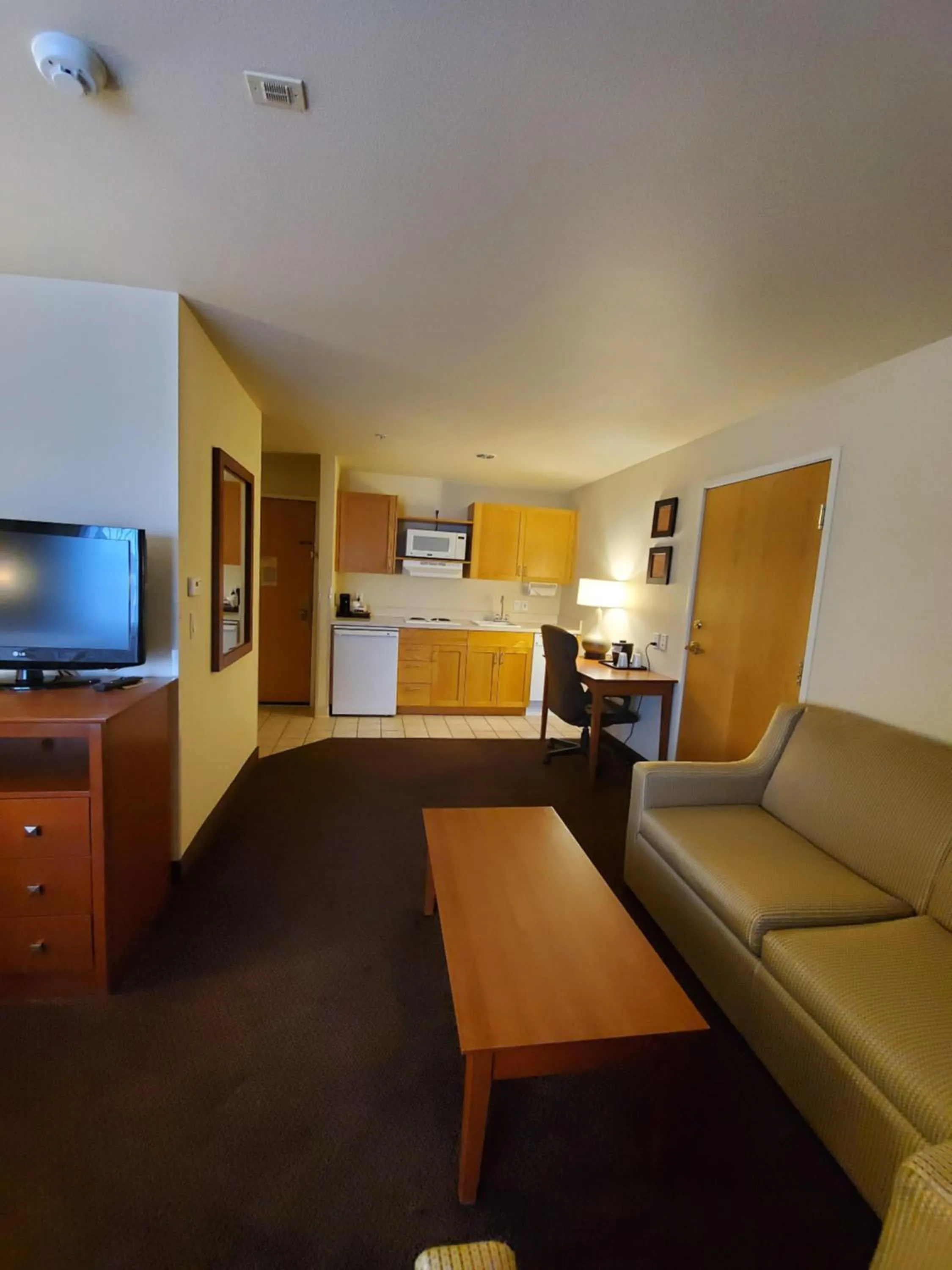 Kitchen or kitchenette in Country Inn & Suites by Radisson, Bend, OR