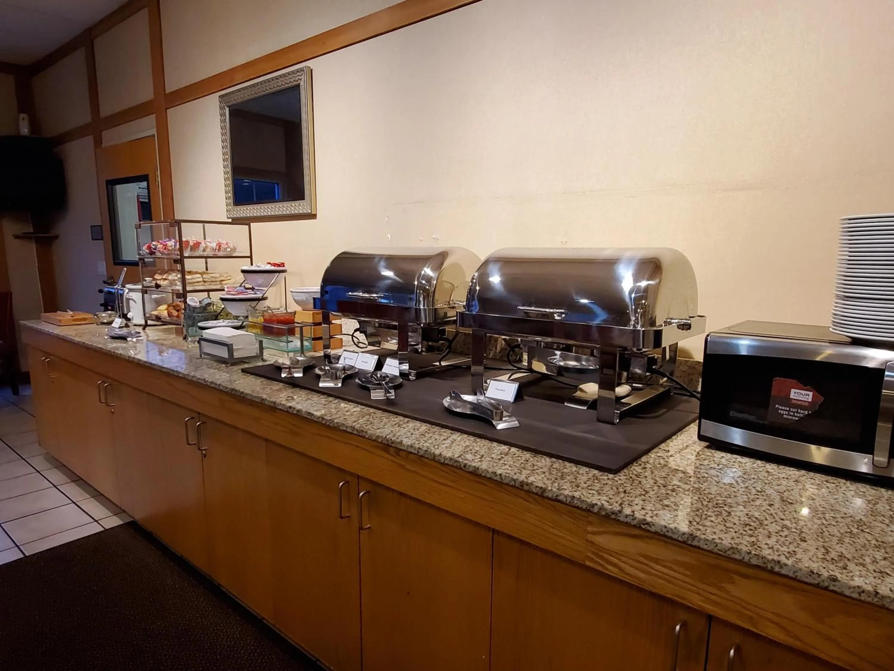 Food and drinks in Country Inn & Suites by Radisson, Bend, OR