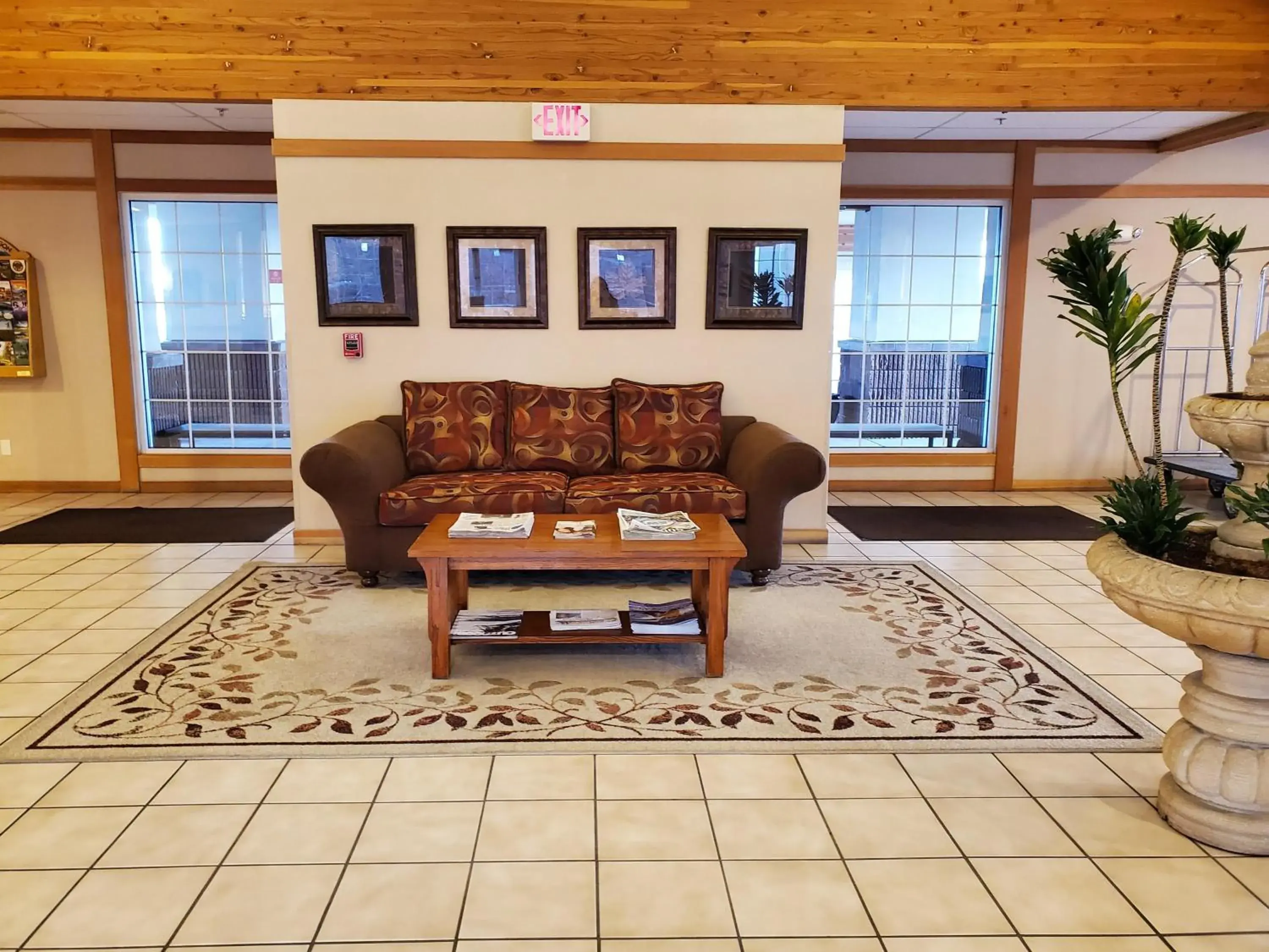 Living room in Country Inn & Suites by Radisson, Bend, OR Living room in Country Inn & Suites by Radisson, Bend, OR