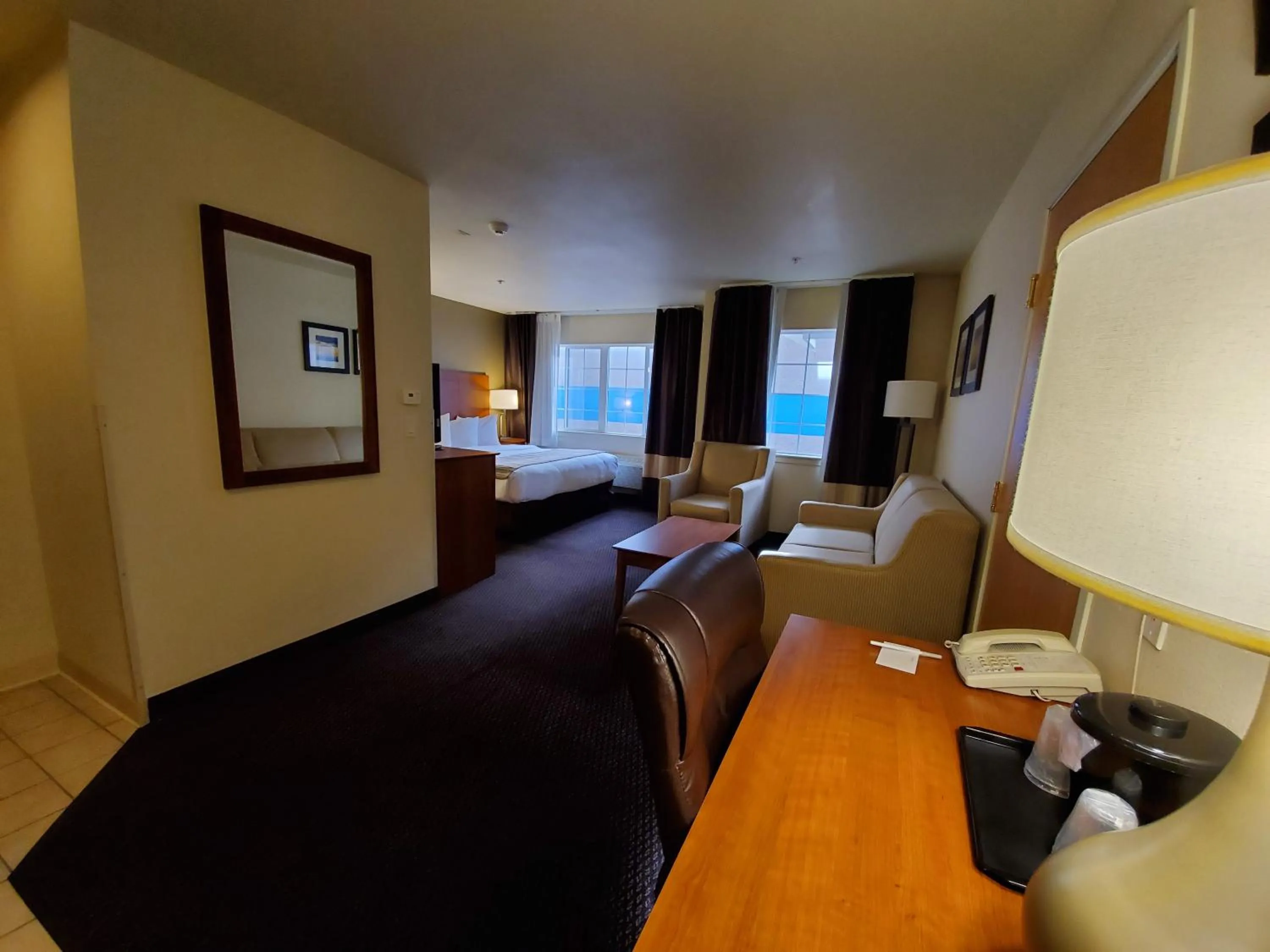 Living room, Bed in Country Inn & Suites by Radisson, Bend, OR