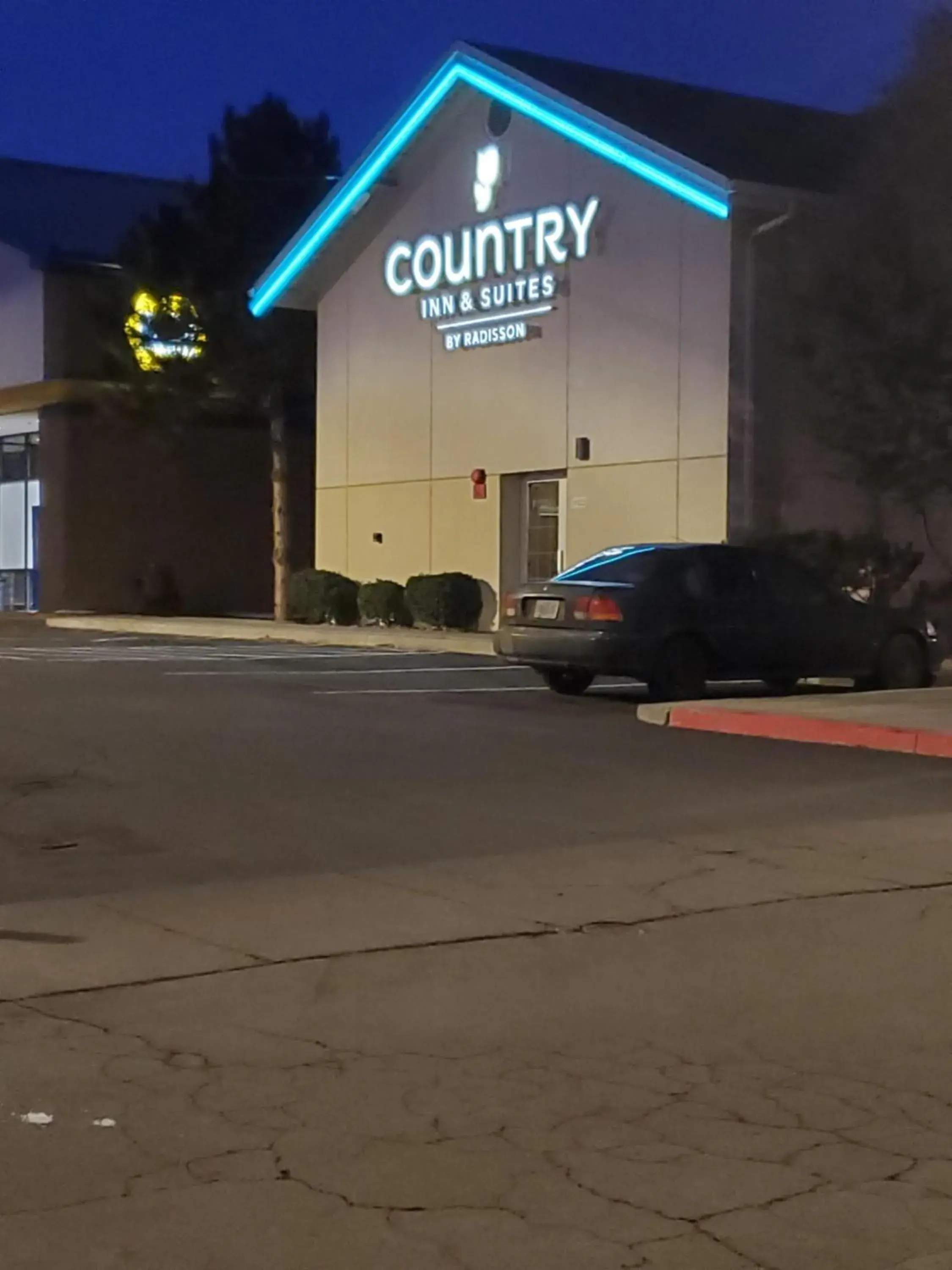 Property building in Country Inn & Suites by Radisson, Bend, OR Property building in Country Inn & Suites by Radisson, Bend, OR