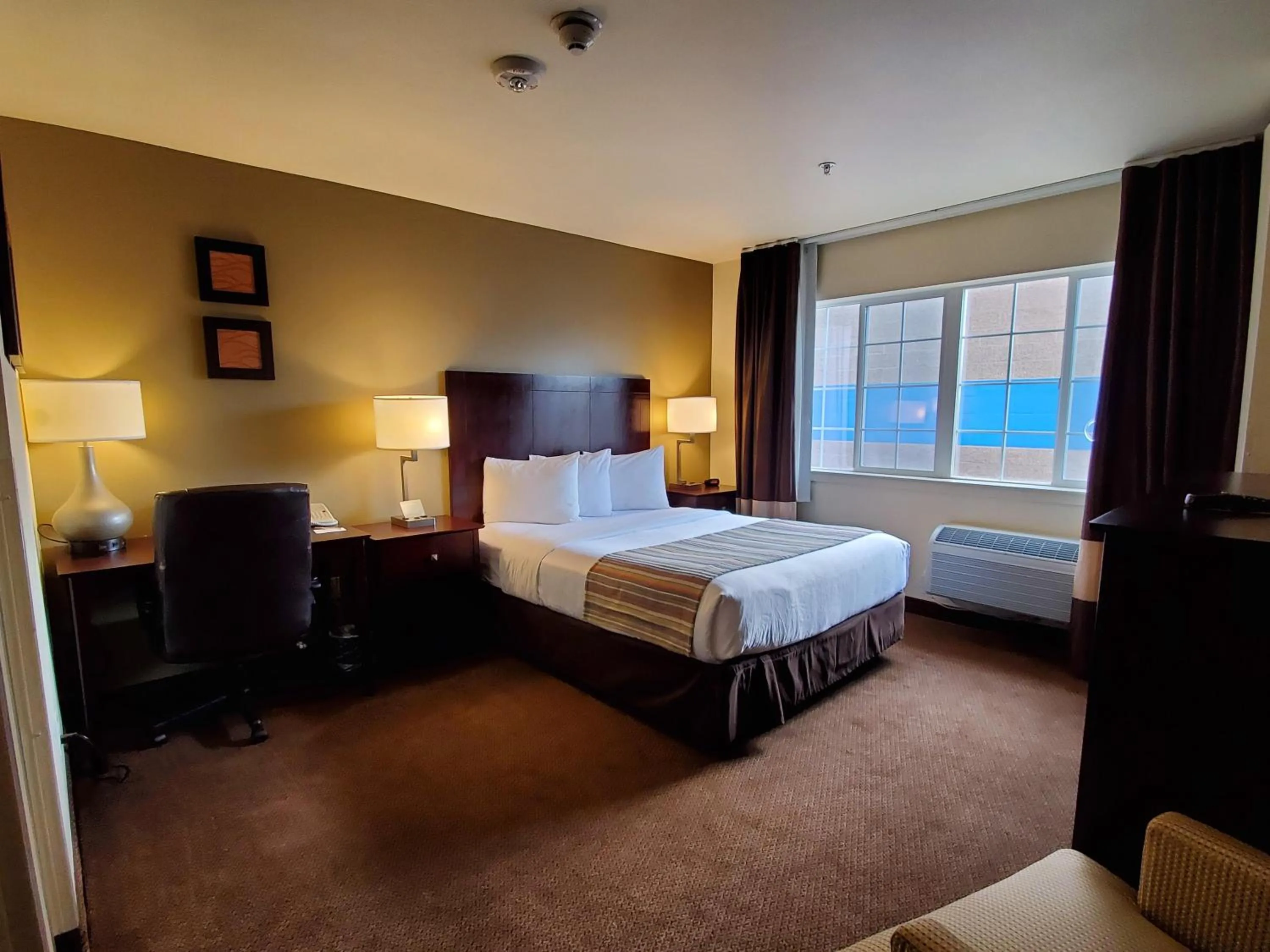 Photo of the whole room, Bed in Country Inn & Suites by Radisson, Bend, OR