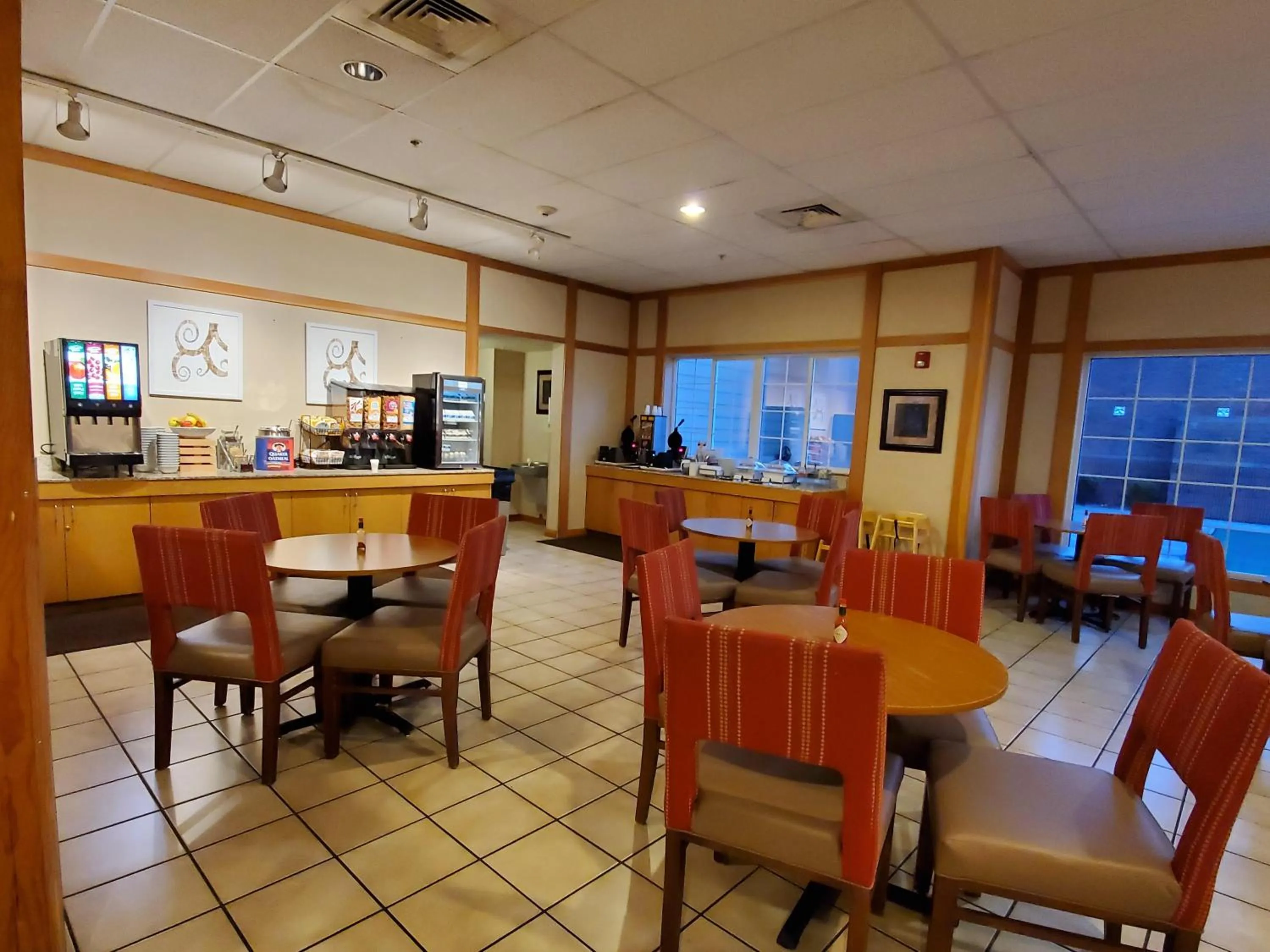 Restaurant/places to eat in Country Inn & Suites by Radisson, Bend, OR