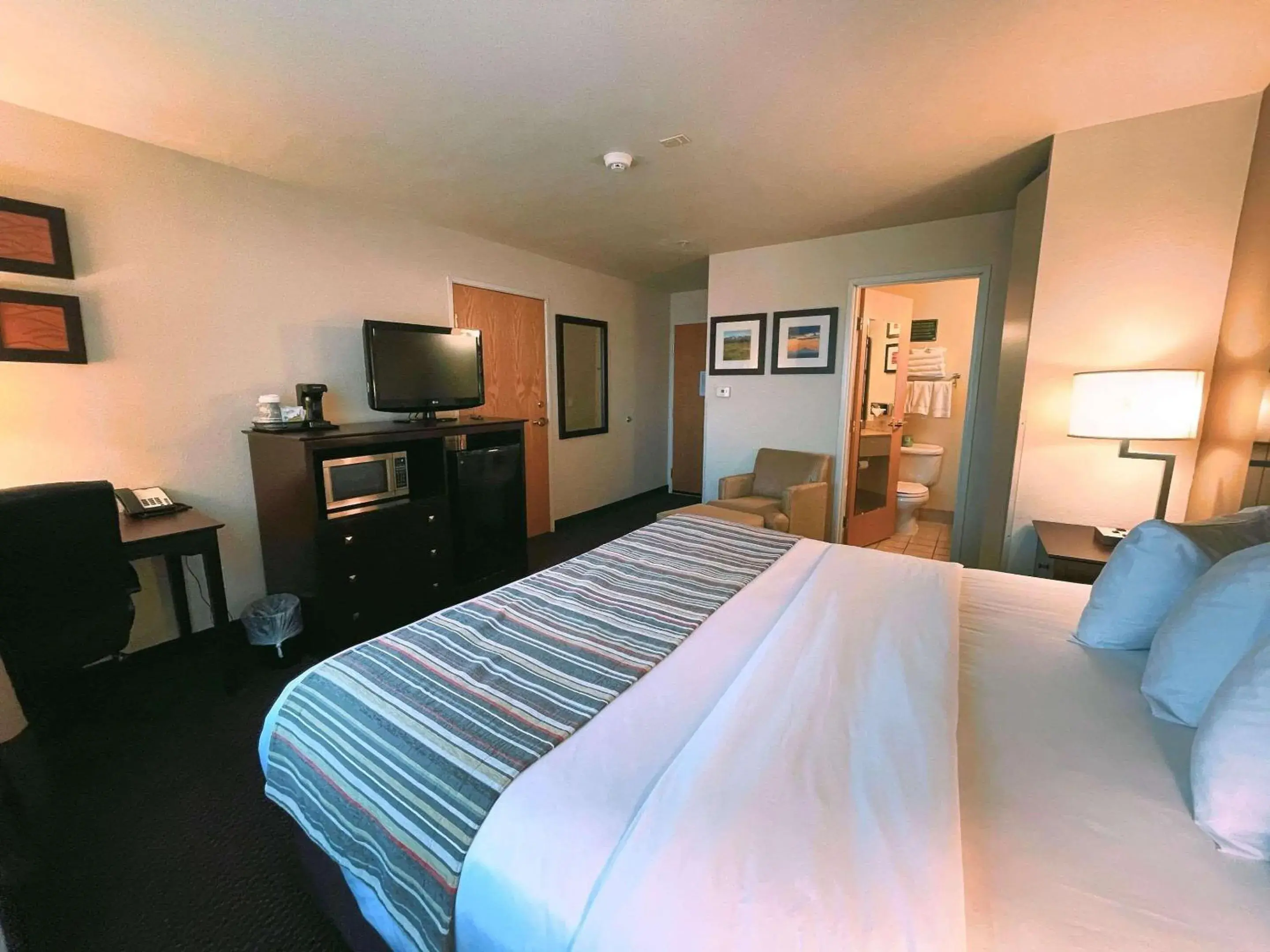 Bedroom, Bed in Country Inn & Suites by Radisson, Bend, OR Bedroom, Bed in Country Inn & Suites by Radisson, Bend, OR