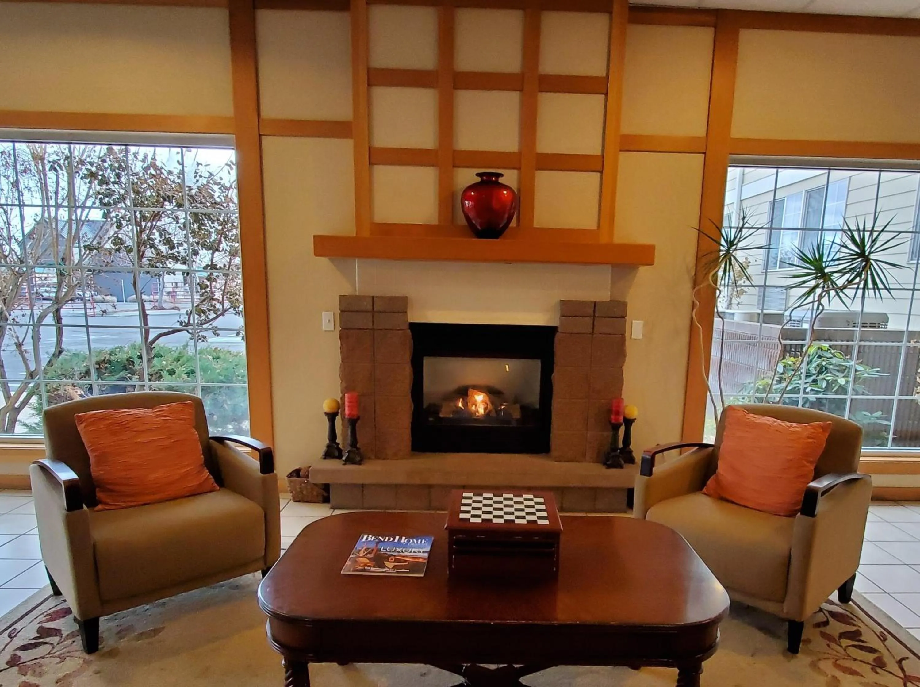Living room in Country Inn & Suites by Radisson, Bend, OR