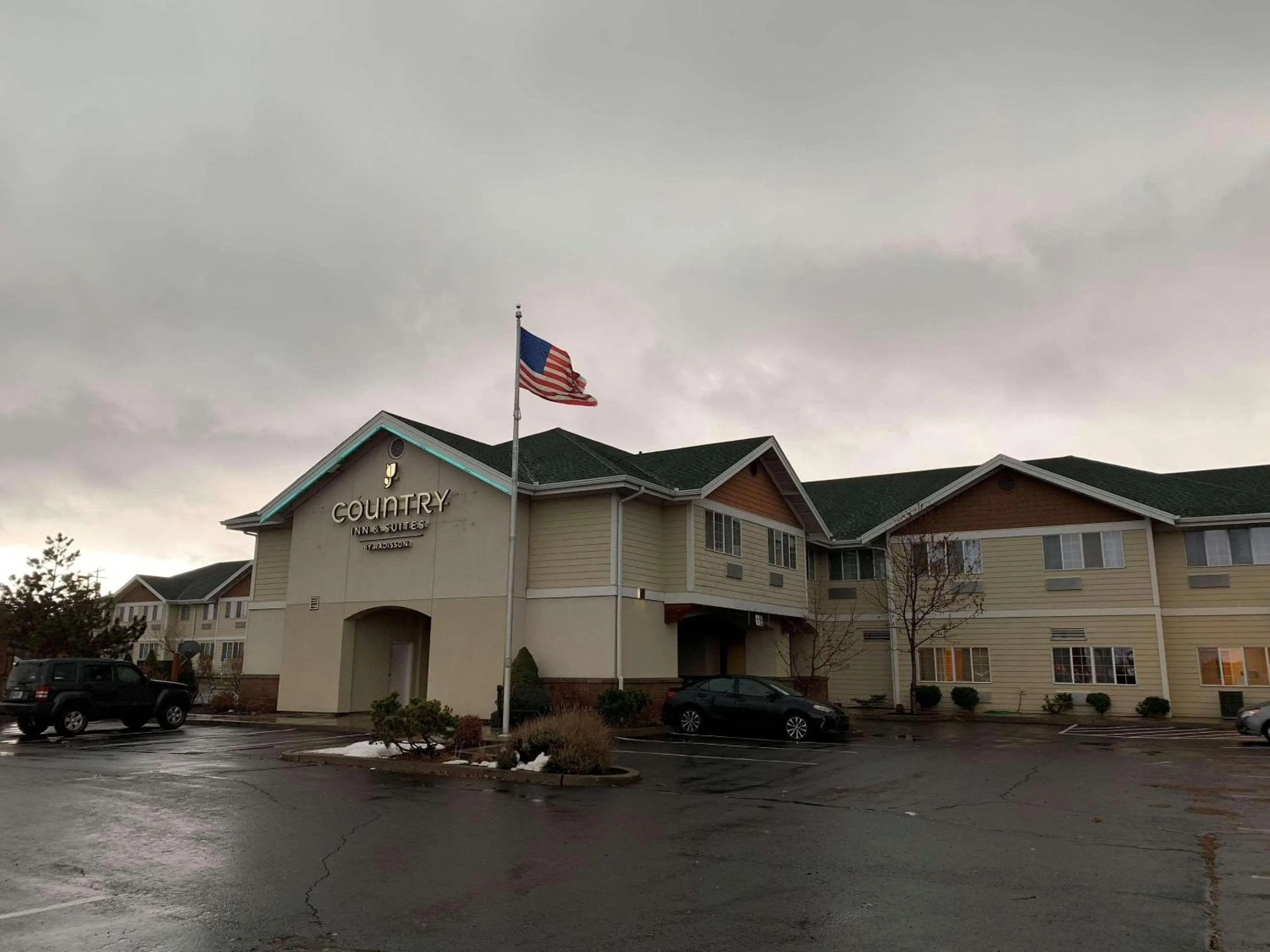 Property building in Country Inn & Suites by Radisson, Bend, OR