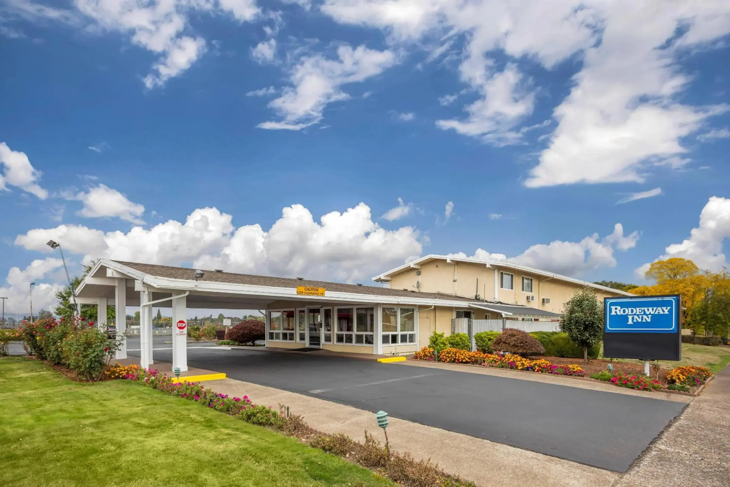 Property building in Rodeway Inn Albany Property building in Rodeway Inn Albany