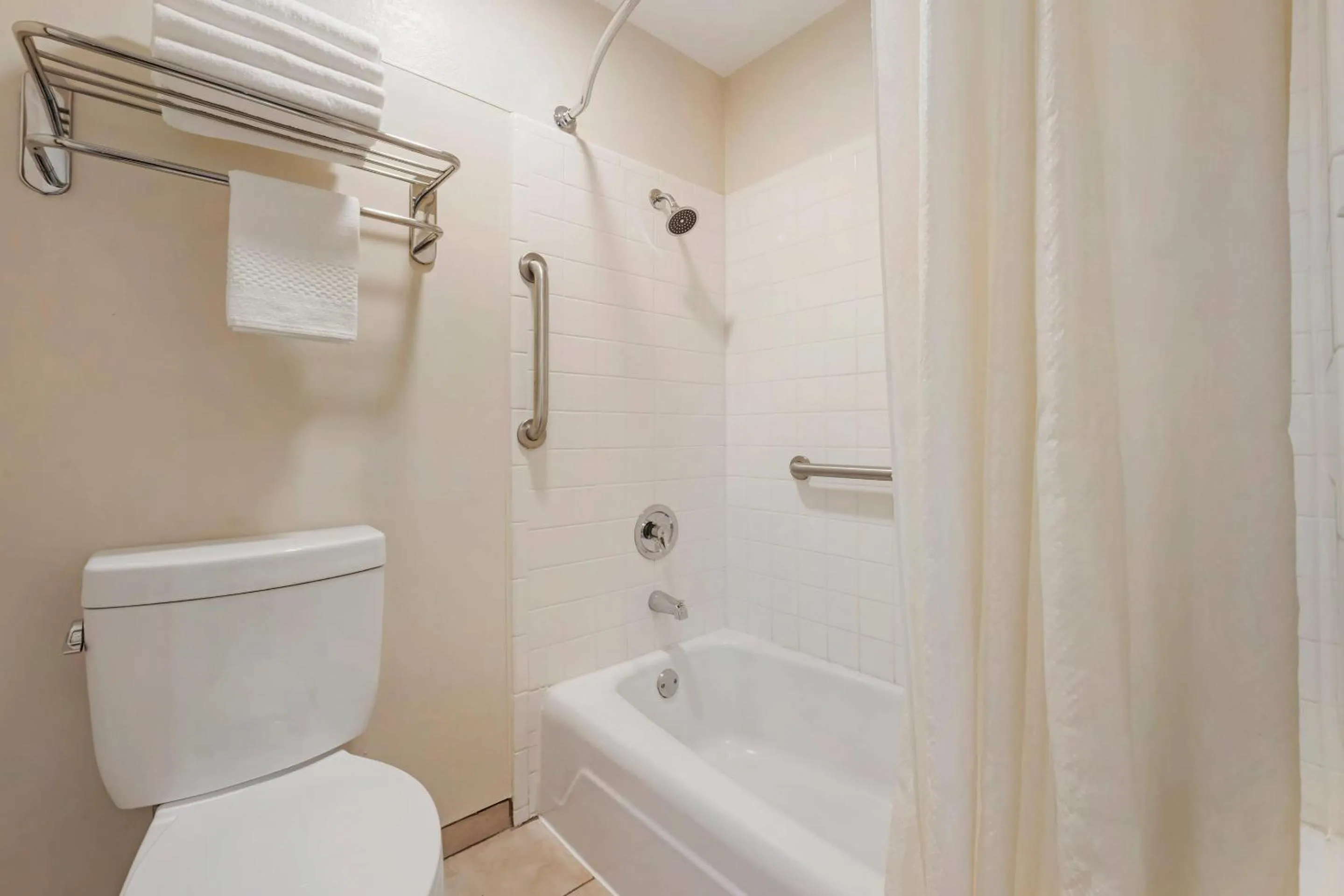 Bedroom in Rodeway Inn Albany