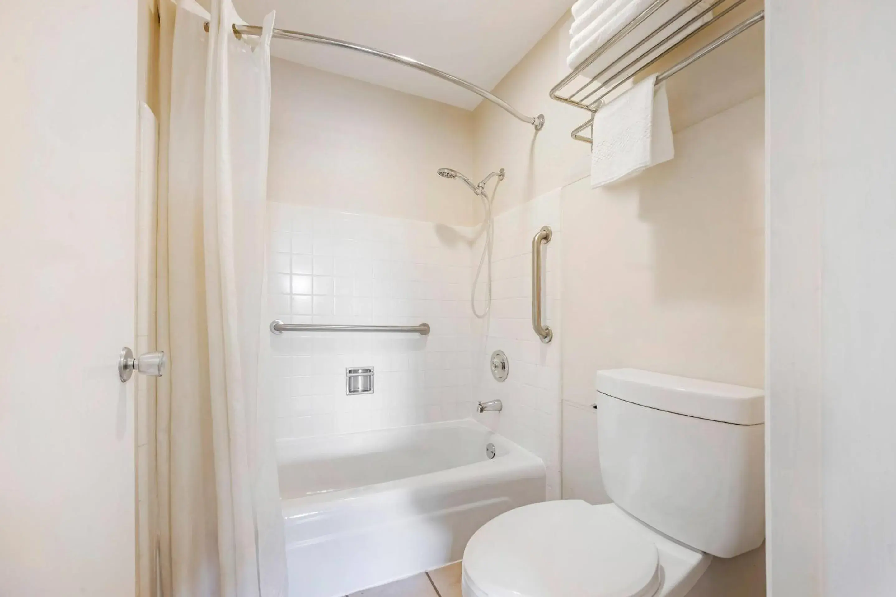 Bedroom in Rodeway Inn Albany Bedroom in Rodeway Inn Albany