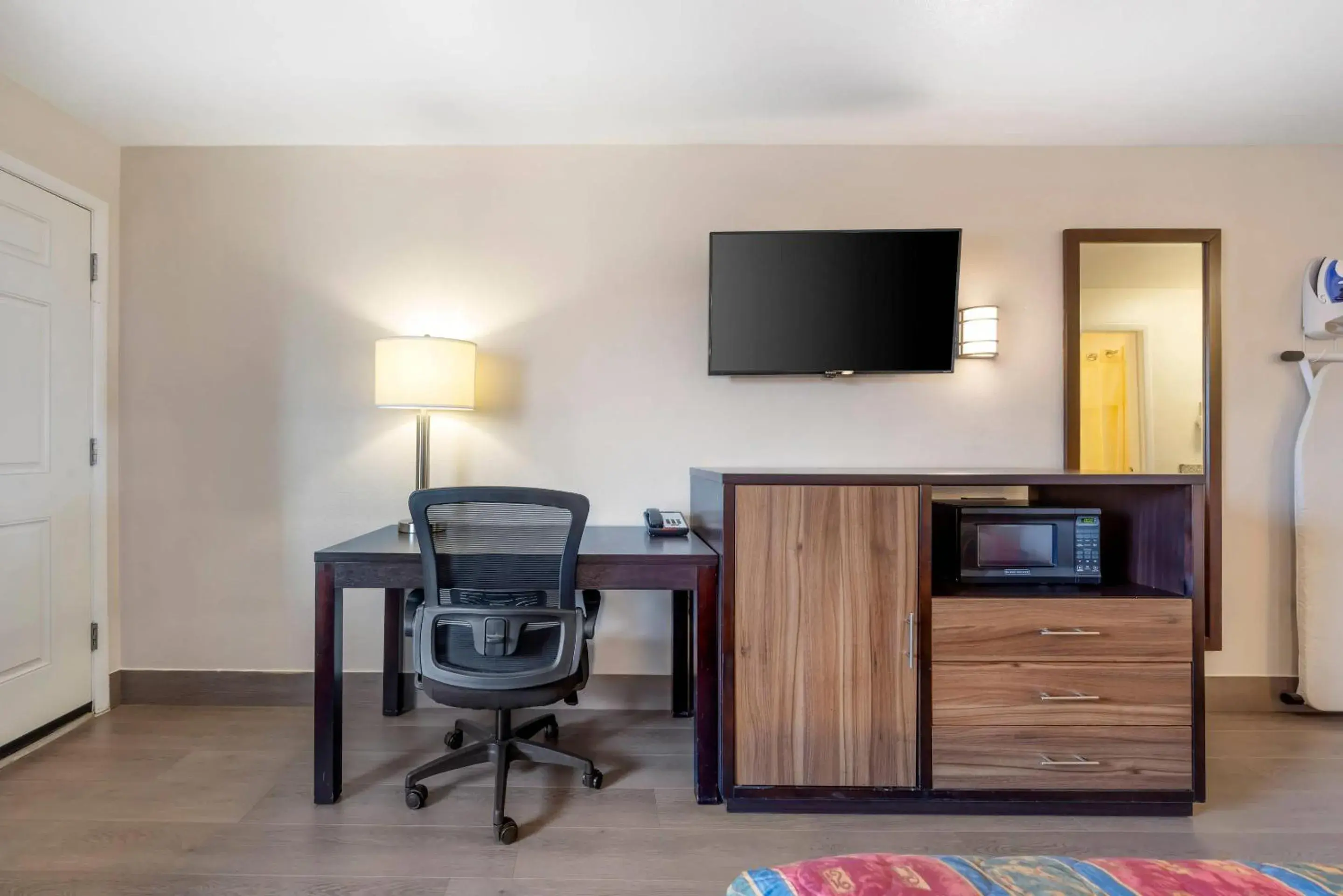 Bedroom in Rodeway Inn Albany Bedroom in Rodeway Inn Albany